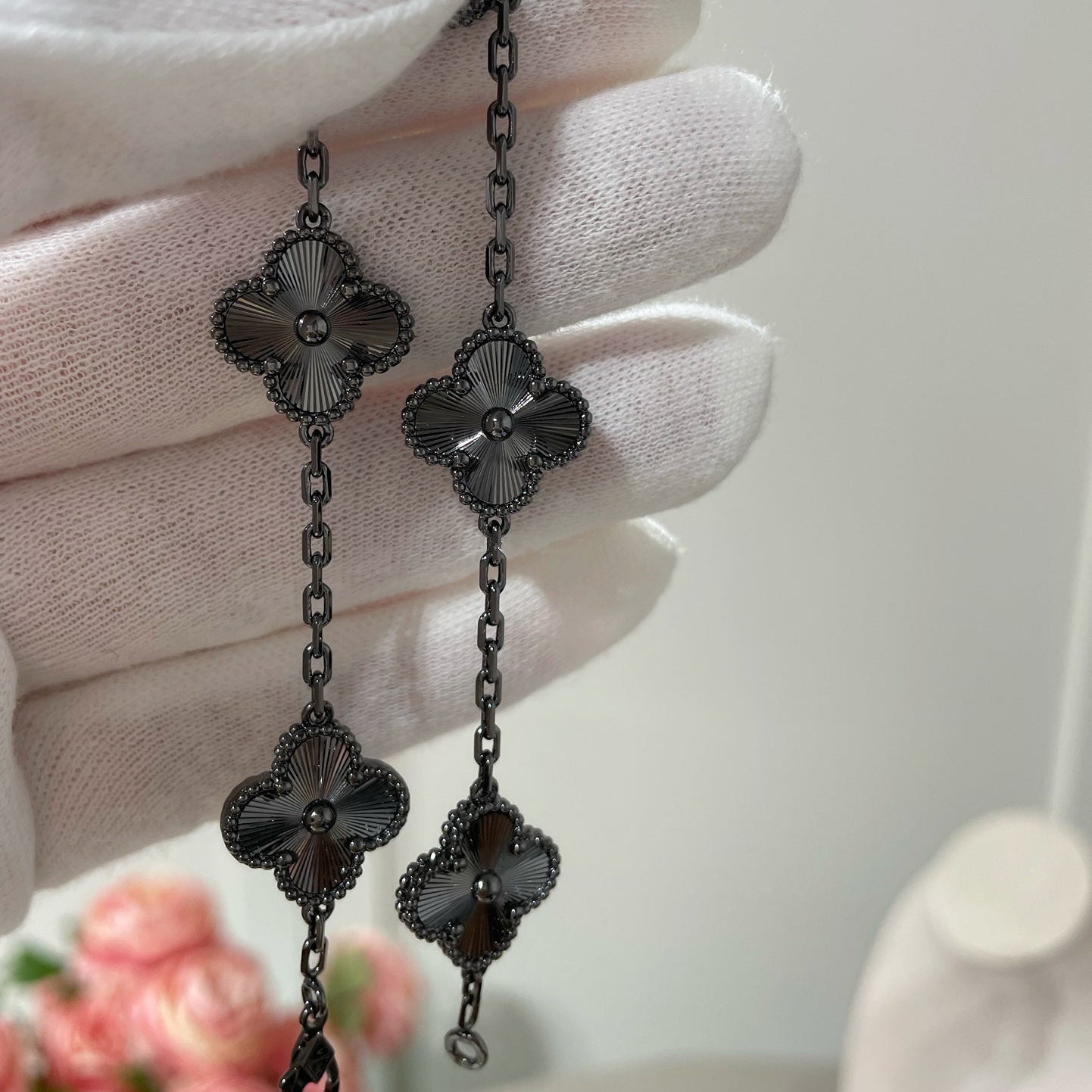 [⭐Luxery]CLOVER 5 MOTIF BLACK BRACELET