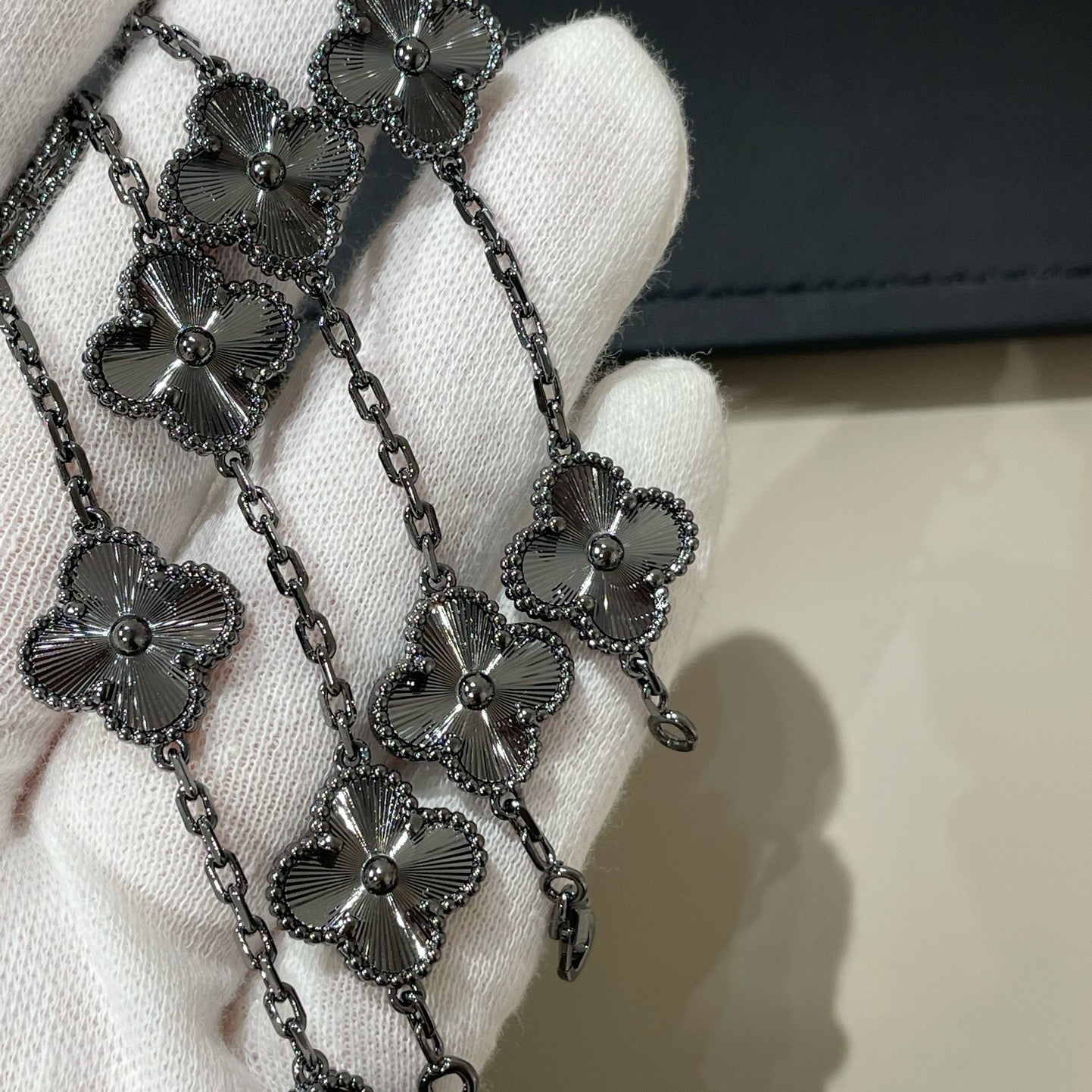[⭐Luxery]CLOVER 5 MOTIF BLACK BRACELET