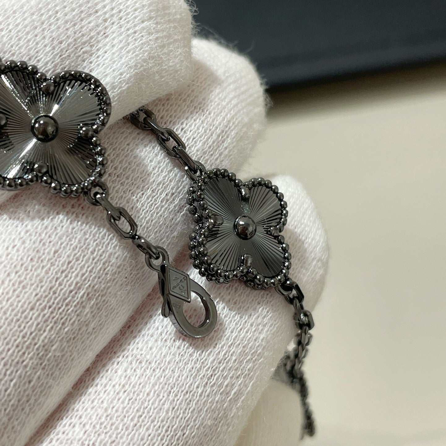 [⭐Luxery]CLOVER 5 MOTIF BLACK BRACELET