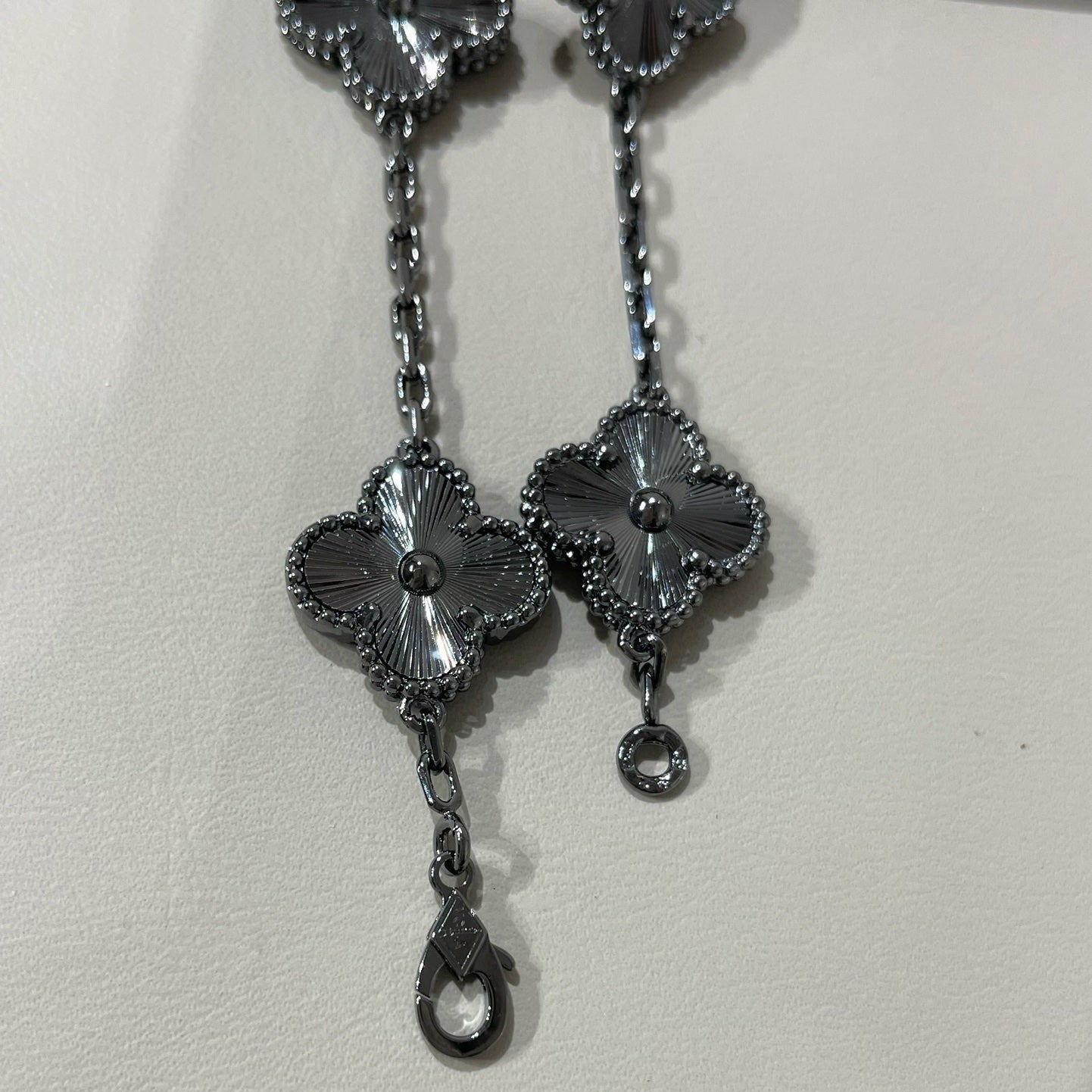 [⭐Luxery]CLOVER 5 MOTIF BLACK BRACELET