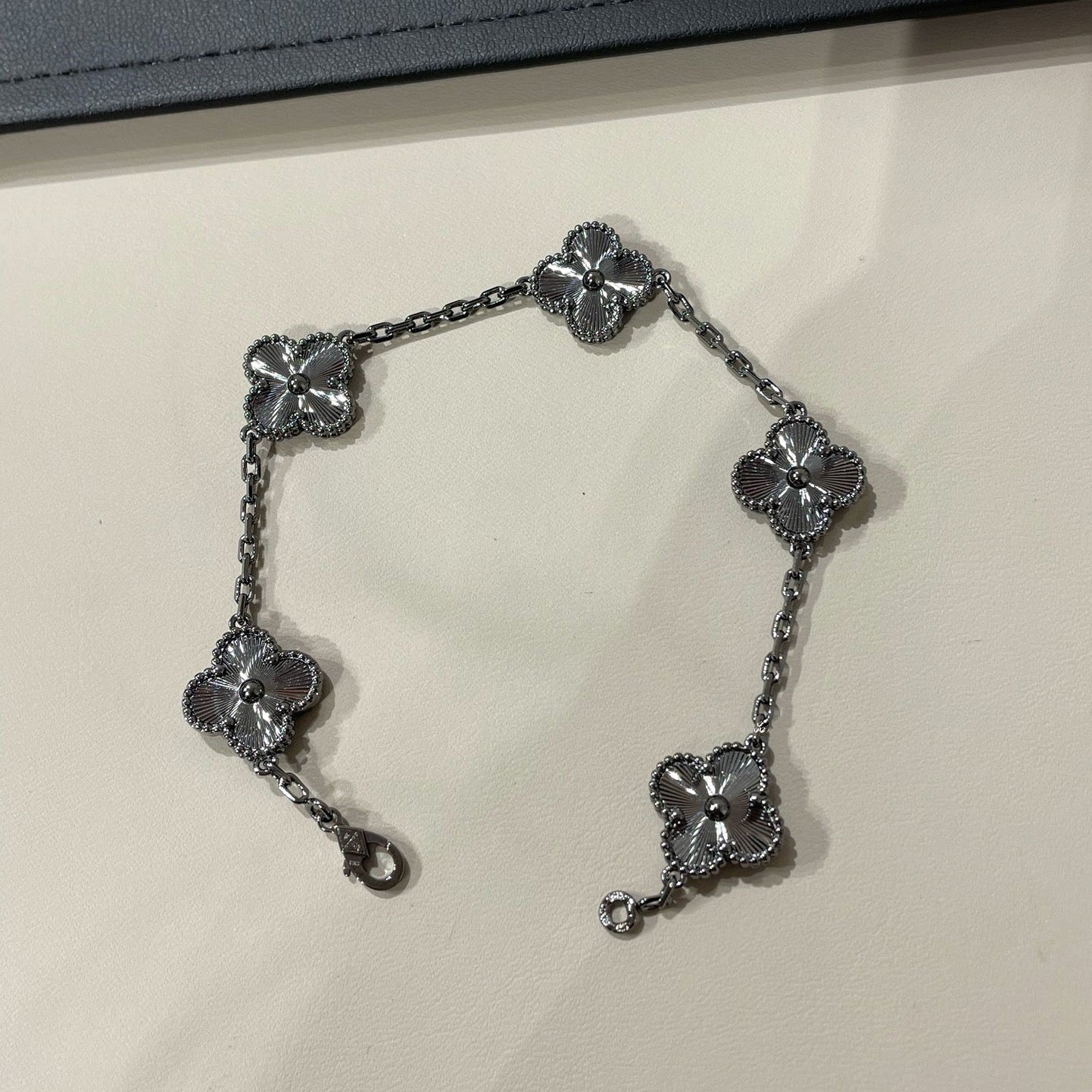 [⭐Luxery]CLOVER 5 MOTIF BLACK BRACELET