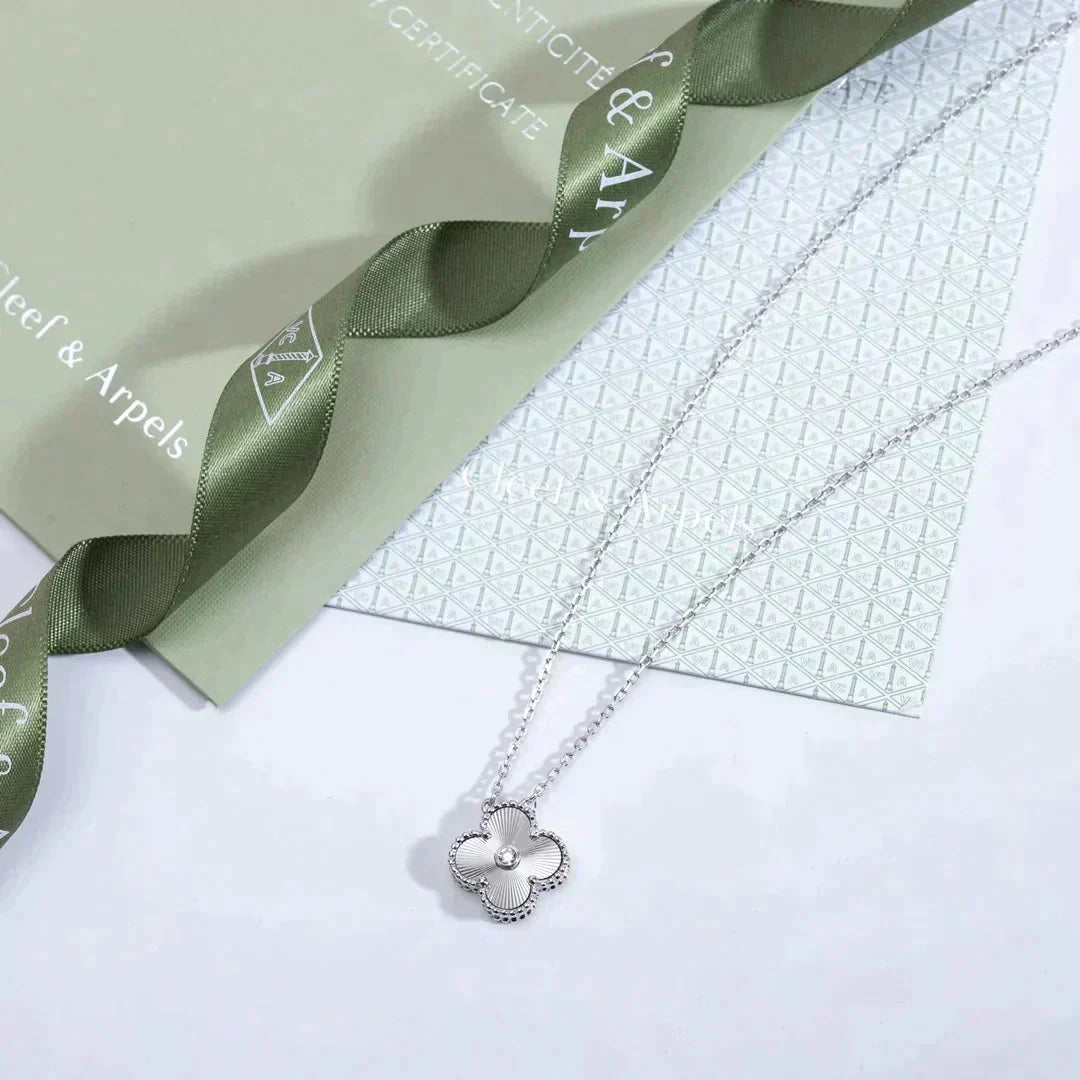 [⭐Luxery]CLOVER  15MM DIAMOND LASER NECKLACE SILVER