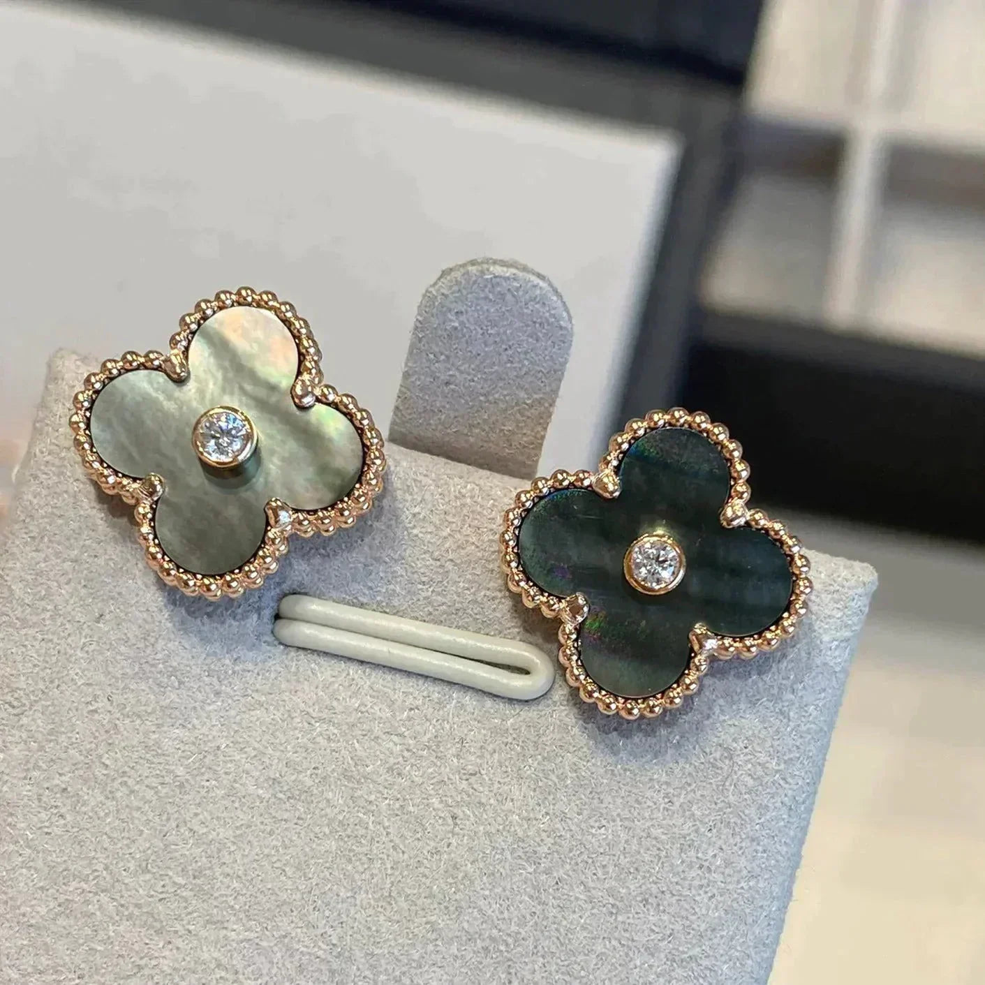 [⭐Luxery]CLOVER MEDIUM 1 MOTIFS GRAY MOP  DIAMOND EARRINGS