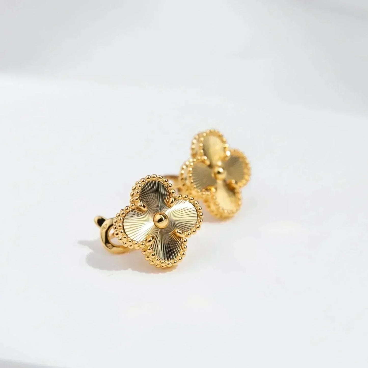 [⭐Luxery]CLOVER MEDIUM 1 MOTIFS LASER EARRINGS