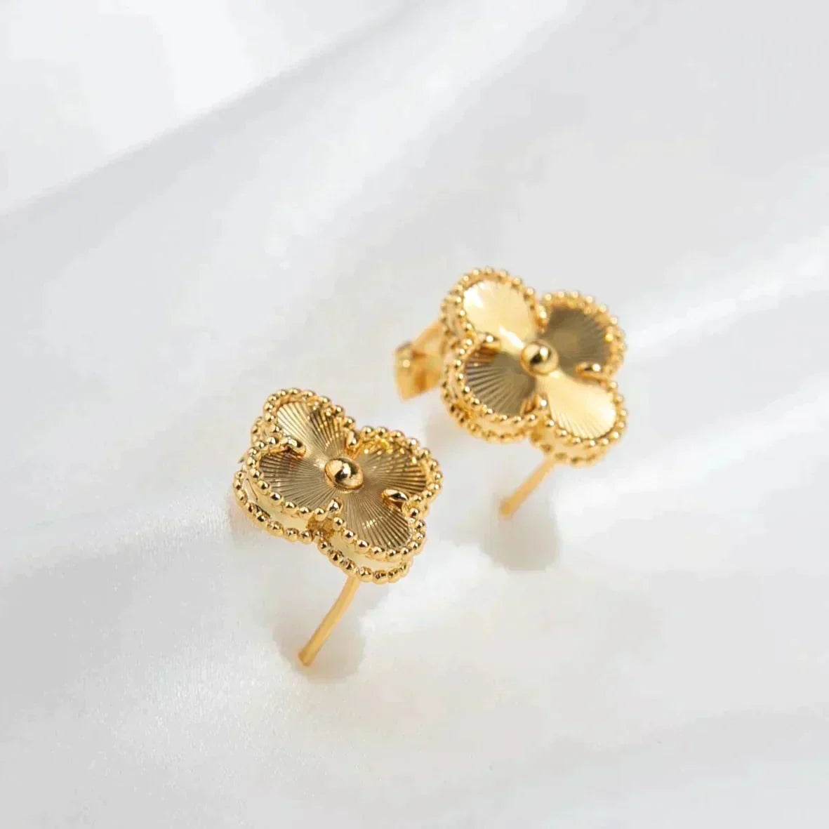 [⭐Luxery]CLOVER MEDIUM 1 MOTIFS LASER EARRINGS