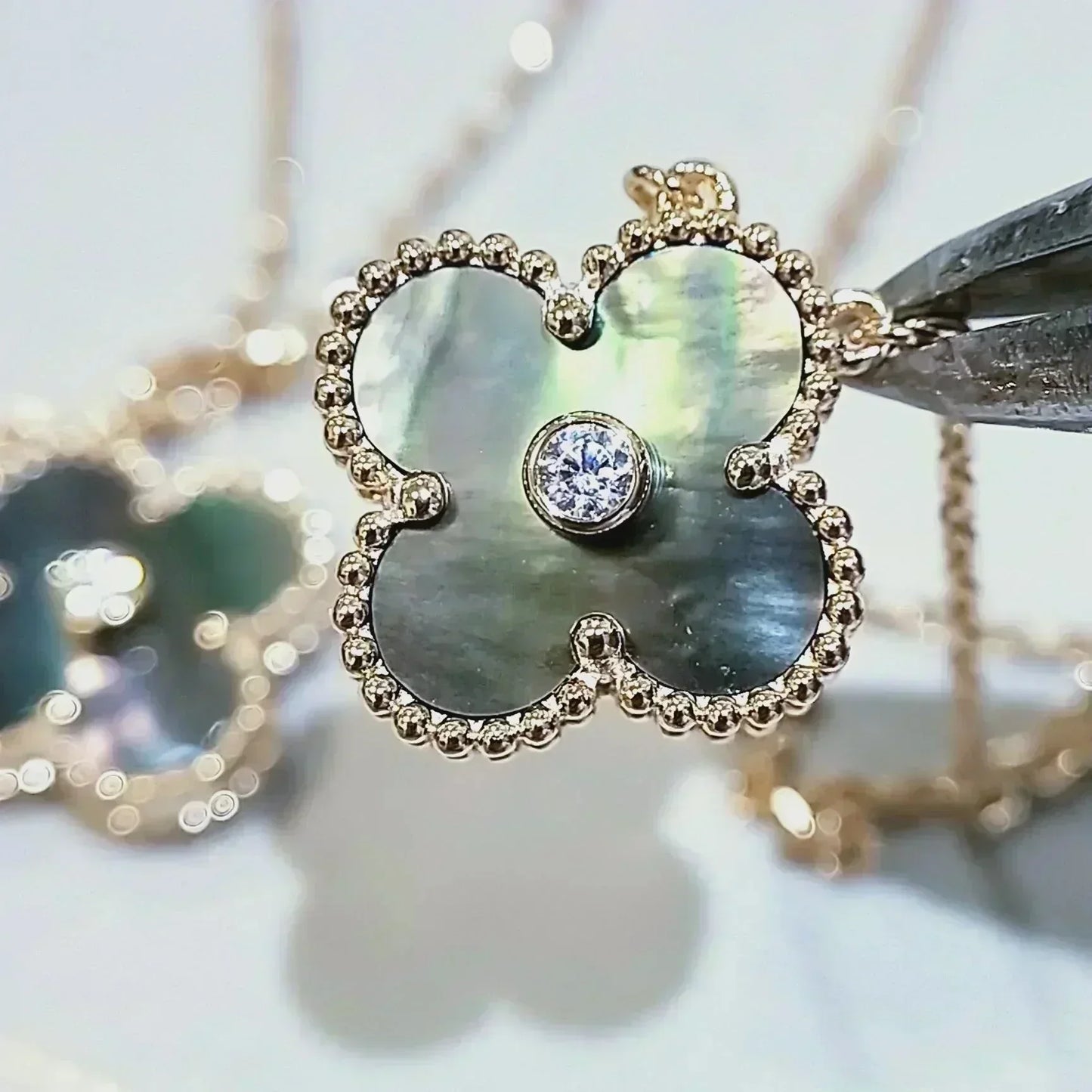 [⭐Luxery]CLOVER 15MM DIAMOND AND MOTHER-OF-GREY NECKLACE