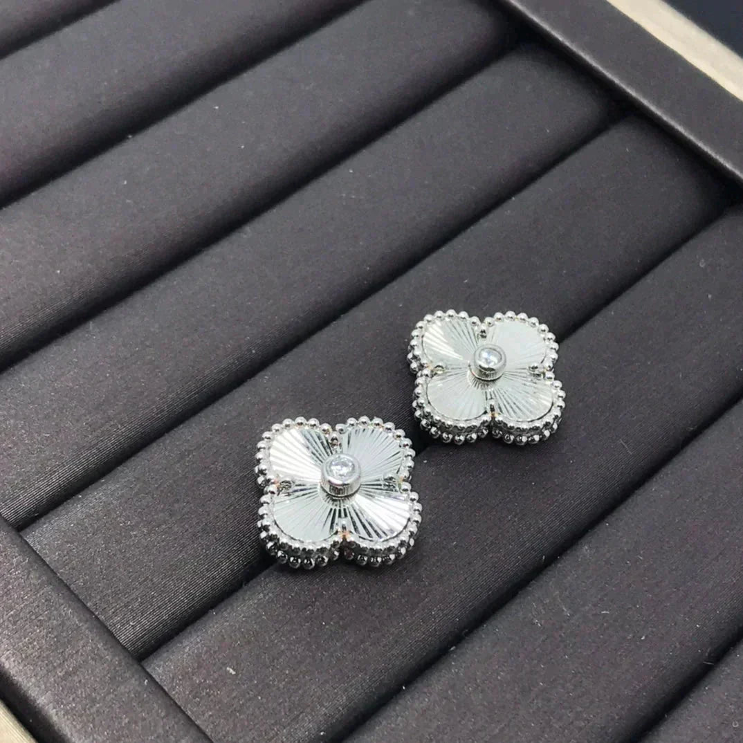 [⭐Luxery]CLOVER MINI 9.5MM LASER EARRINGS