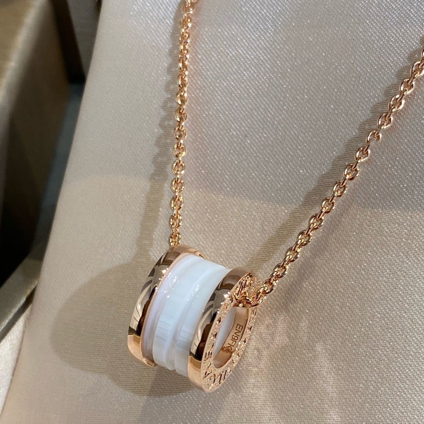 [⭐Luxery]ZERO 1 WHITE CERAMIC PINK GOLD NECKLACE