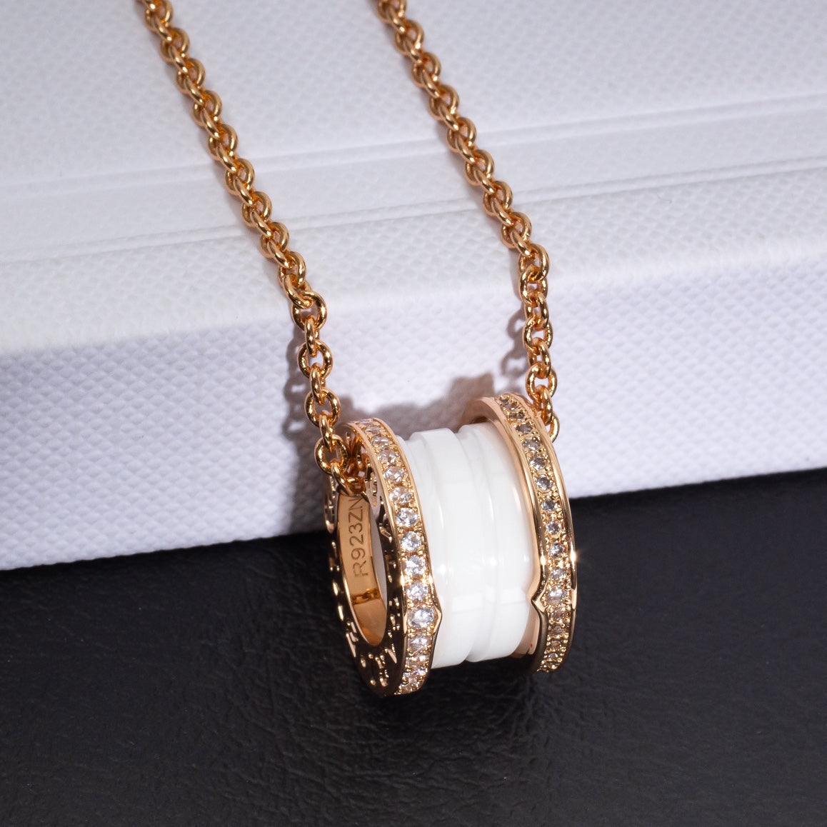 [⭐Luxery]ZERO 1 WHITE CERAMIC PINK GOLD DIAMOND NECKLACE