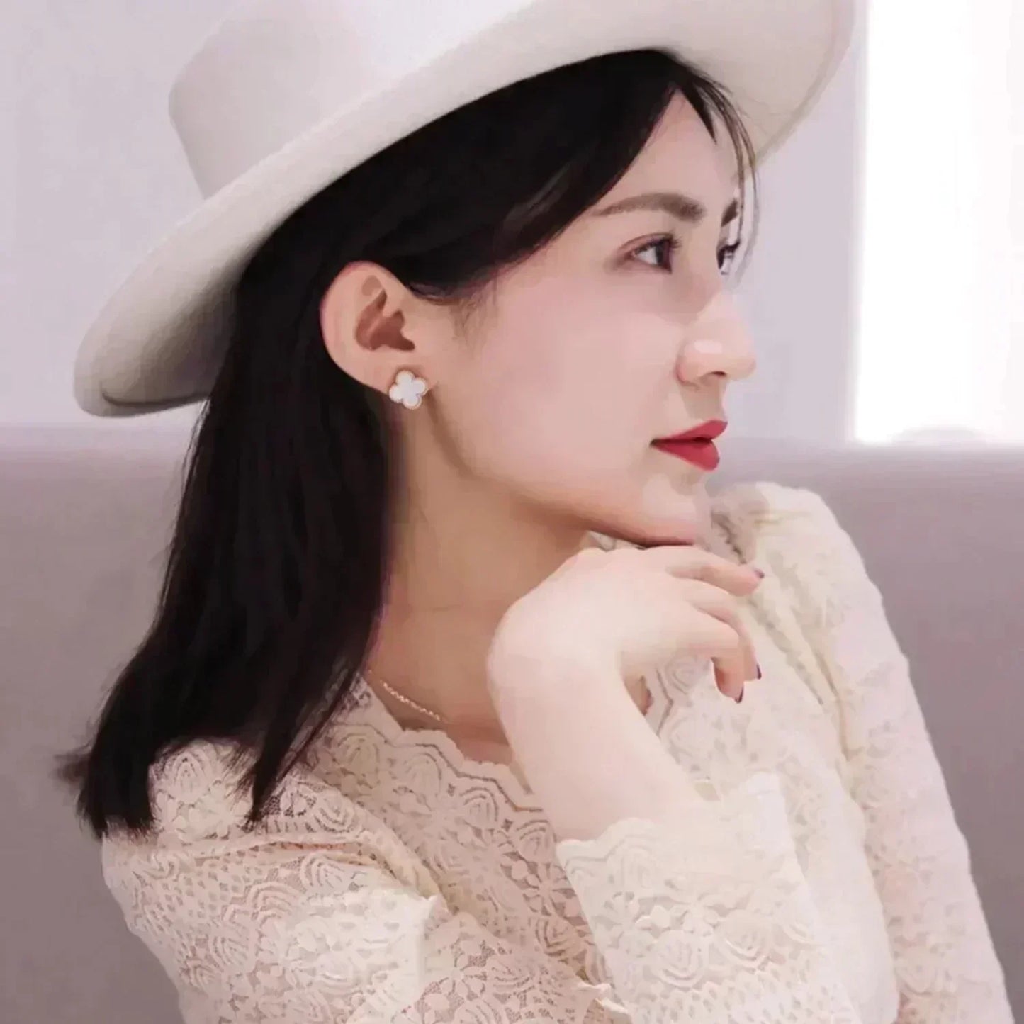 [⭐Luxery]CLOVER MEDIUM 1 MOTIFS  WHITE MOP STUD EARRINGS