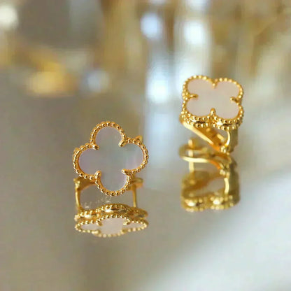 [⭐Luxery]CLOVER MEDIUM 1 MOTIFS  WHITE MOP STUD EARRINGS