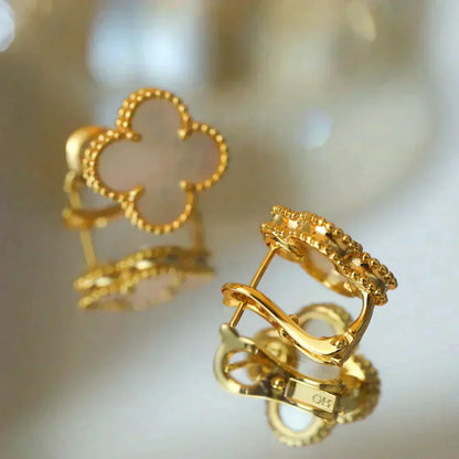 [⭐Luxery]CLOVER MEDIUM 1 MOTIFS  WHITE MOP STUD EARRINGS