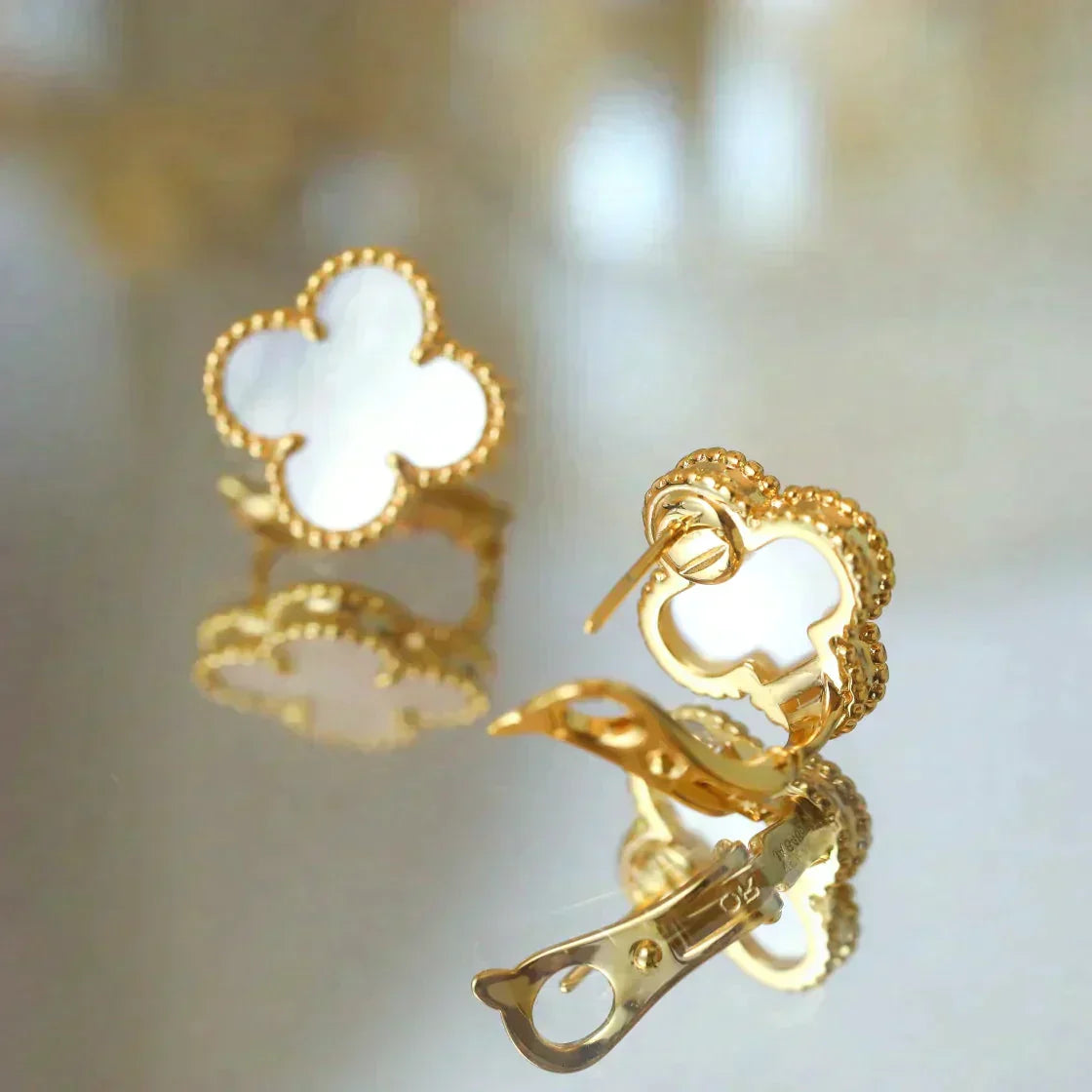 [⭐Luxery]CLOVER MEDIUM 1 MOTIFS  WHITE MOP STUD EARRINGS