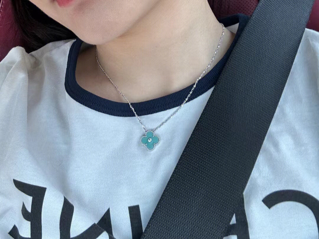 [⭐Luxery]CLOVER 1 DIAMOND LIGHT BLUE SILVER NECKLACE