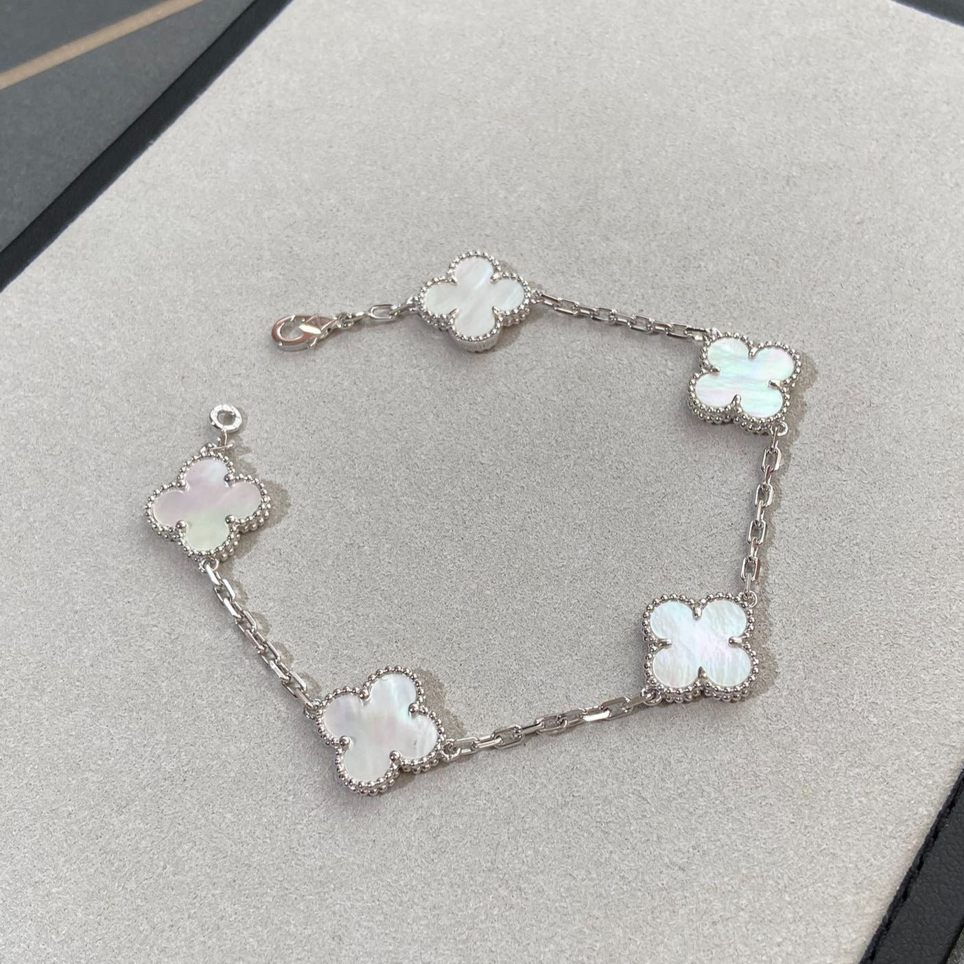 [⭐Luxery]CLOVER WHITE PEARL MOP 5 MOTIF BRACELET COLLECTION