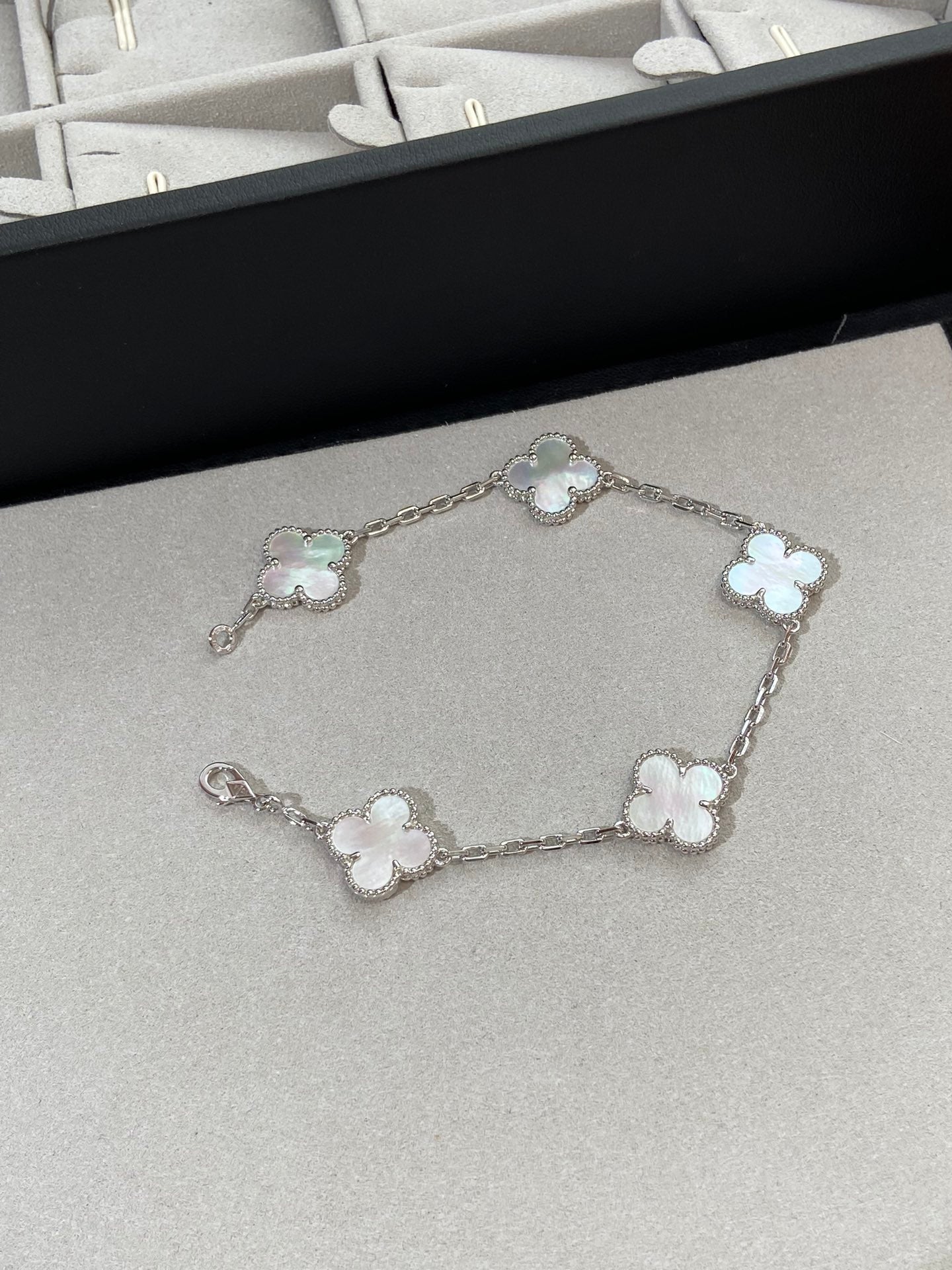[⭐Luxery]CLOVER WHITE PEARL MOP 5 MOTIF BRACELET COLLECTION