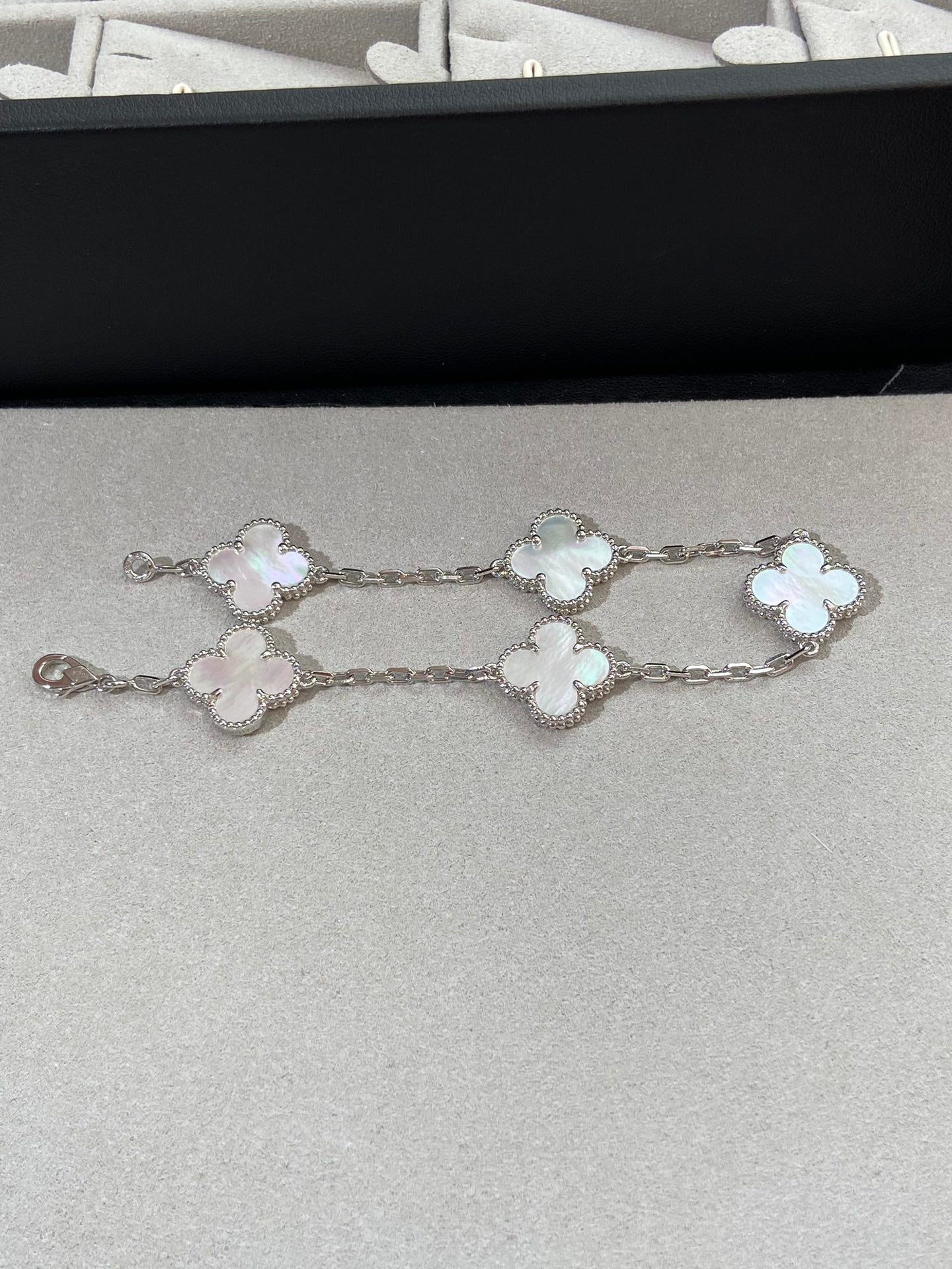 [⭐Luxery]CLOVER WHITE PEARL MOP 5 MOTIF BRACELET COLLECTION