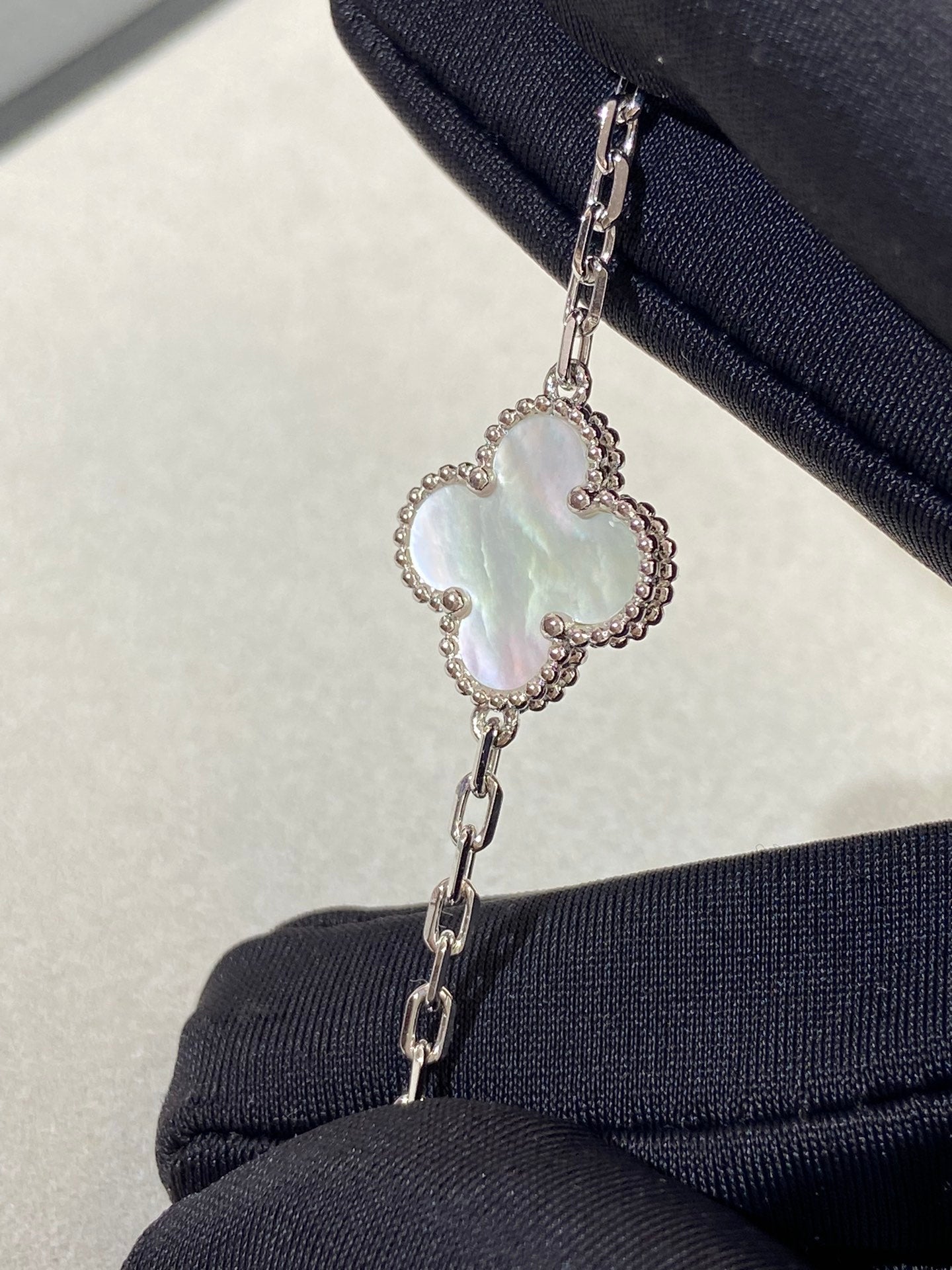 [⭐Luxery]CLOVER WHITE PEARL MOP 5 MOTIF BRACELET COLLECTION