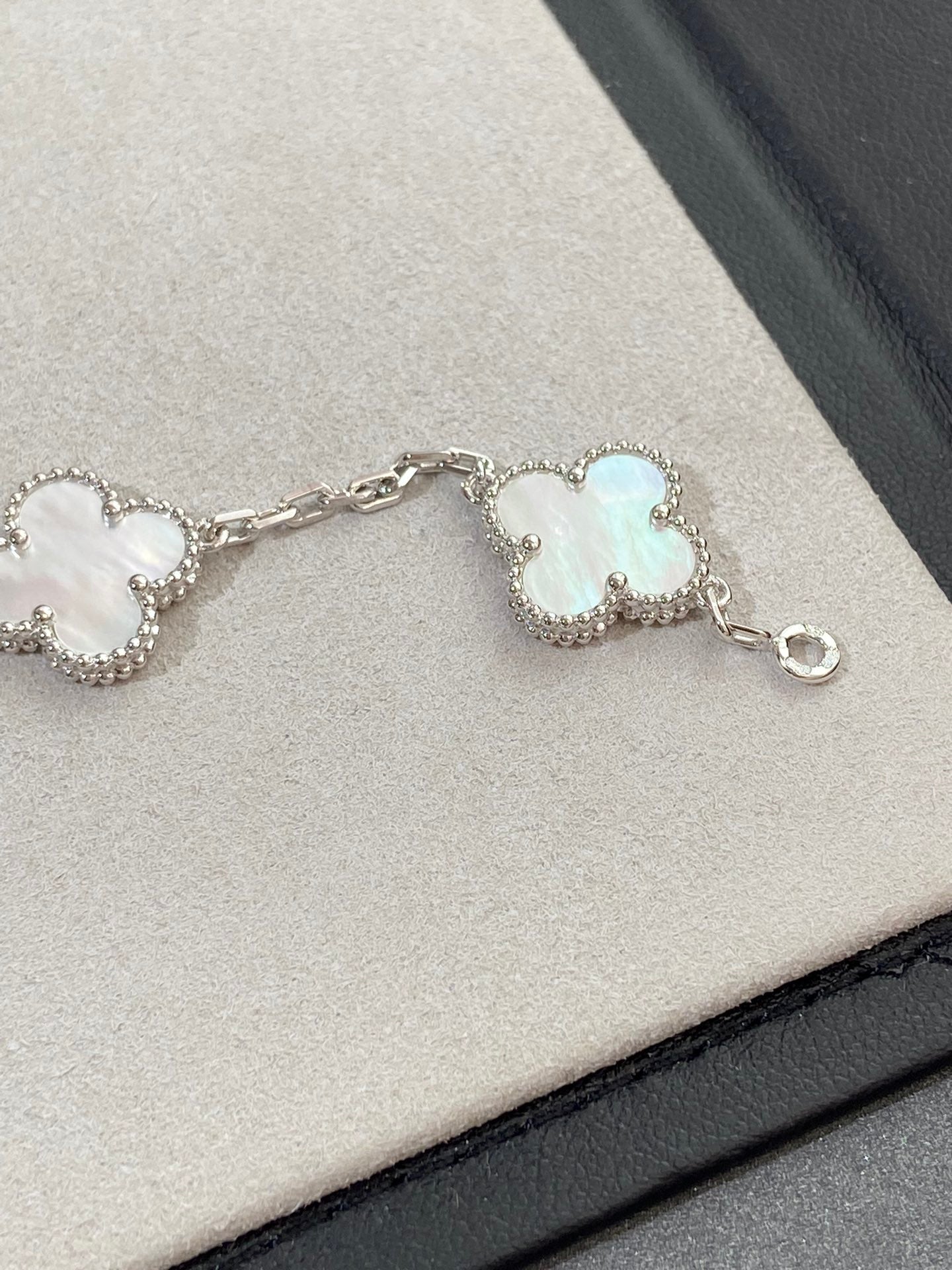 [⭐Luxery]CLOVER WHITE PEARL MOP 5 MOTIF BRACELET COLLECTION