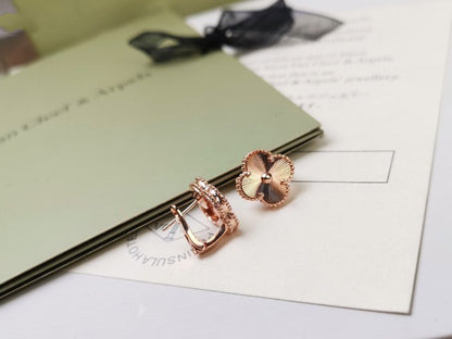 [⭐Luxery]CLOVER MEDIUM STUD EARRINGS