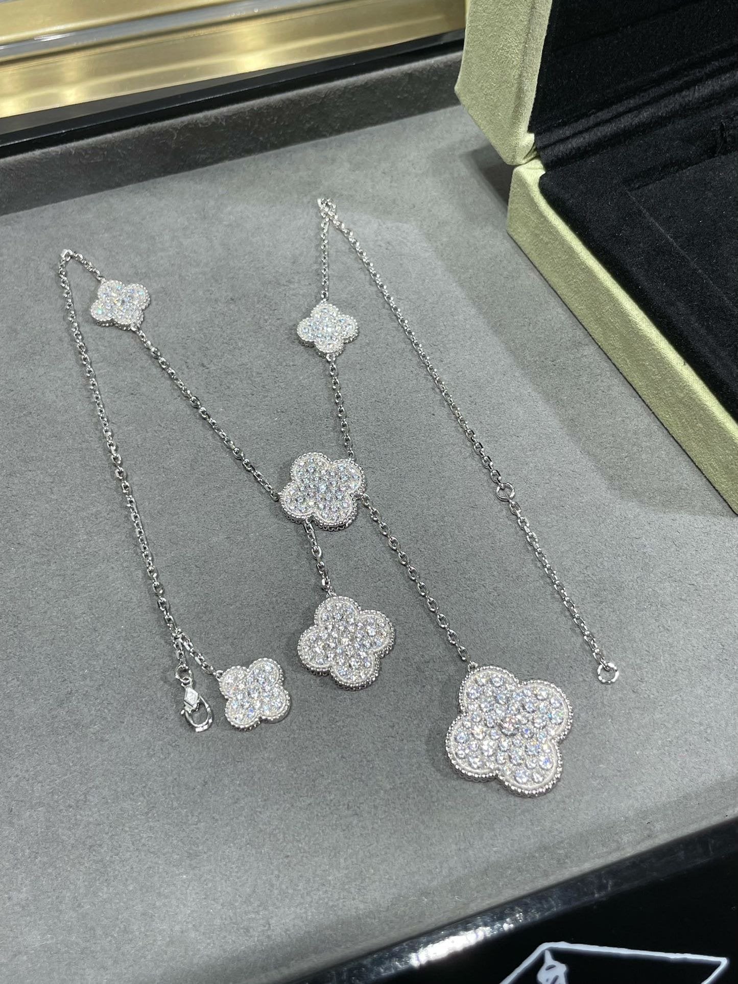 [⭐Luxery]CLOVER 6 MOTIF DIAMOND PAVED NECKLACE