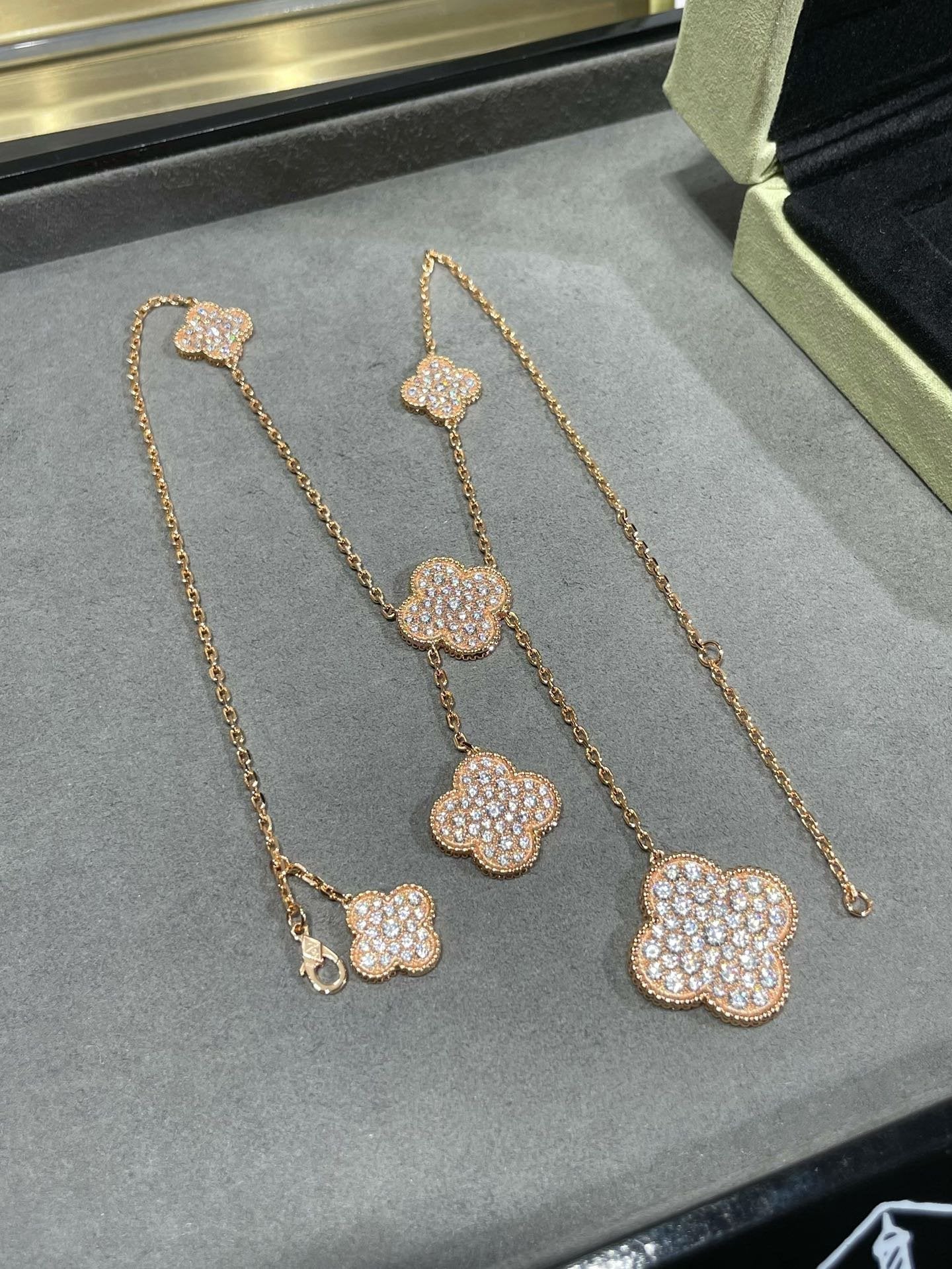 [⭐Luxery]CLOVER 6 MOTIF DIAMOND PAVED NECKLACE