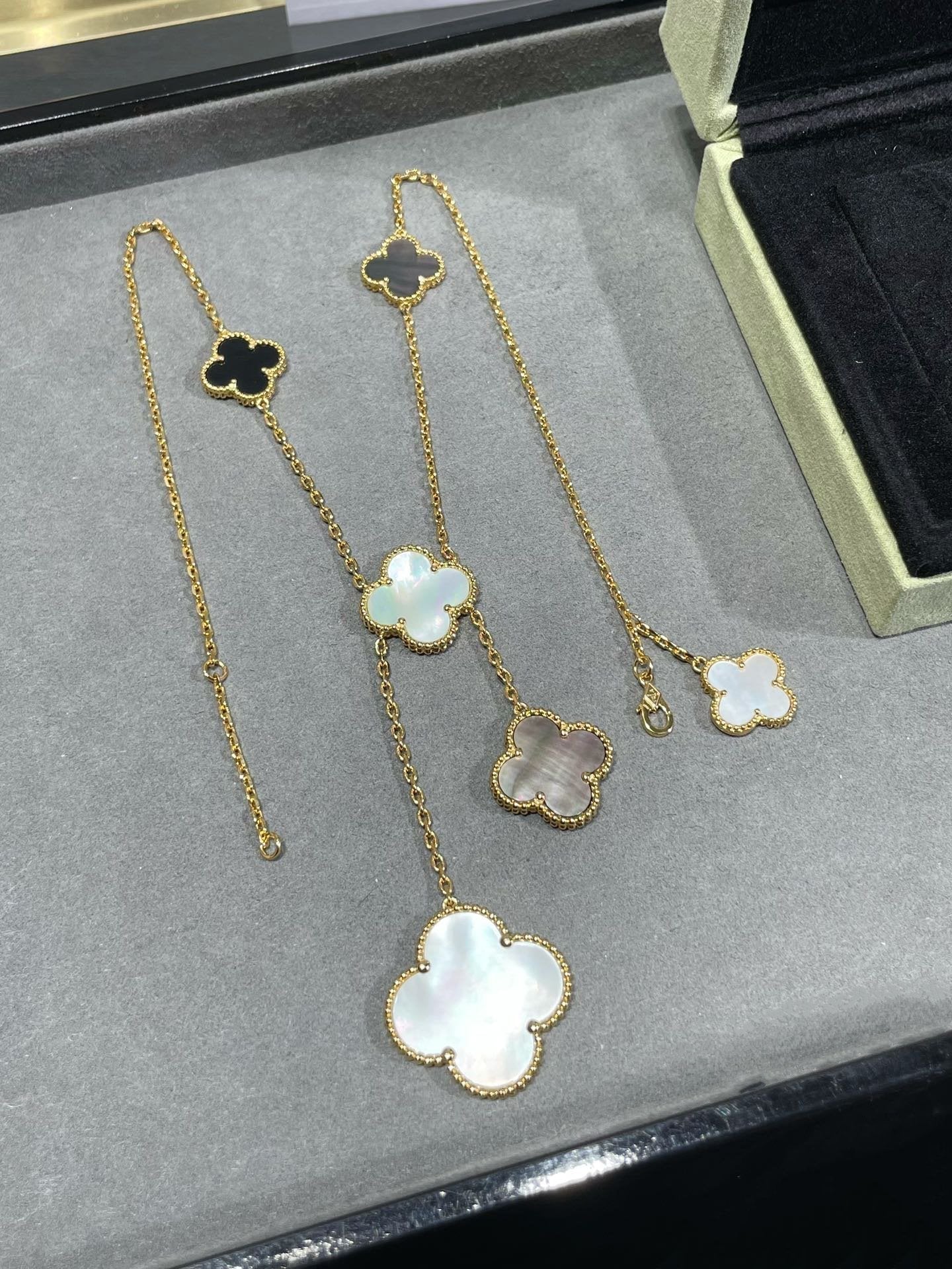 [⭐Luxery]CLOVER 6 MOTIF MOP ONYX GOLD NECKLACE