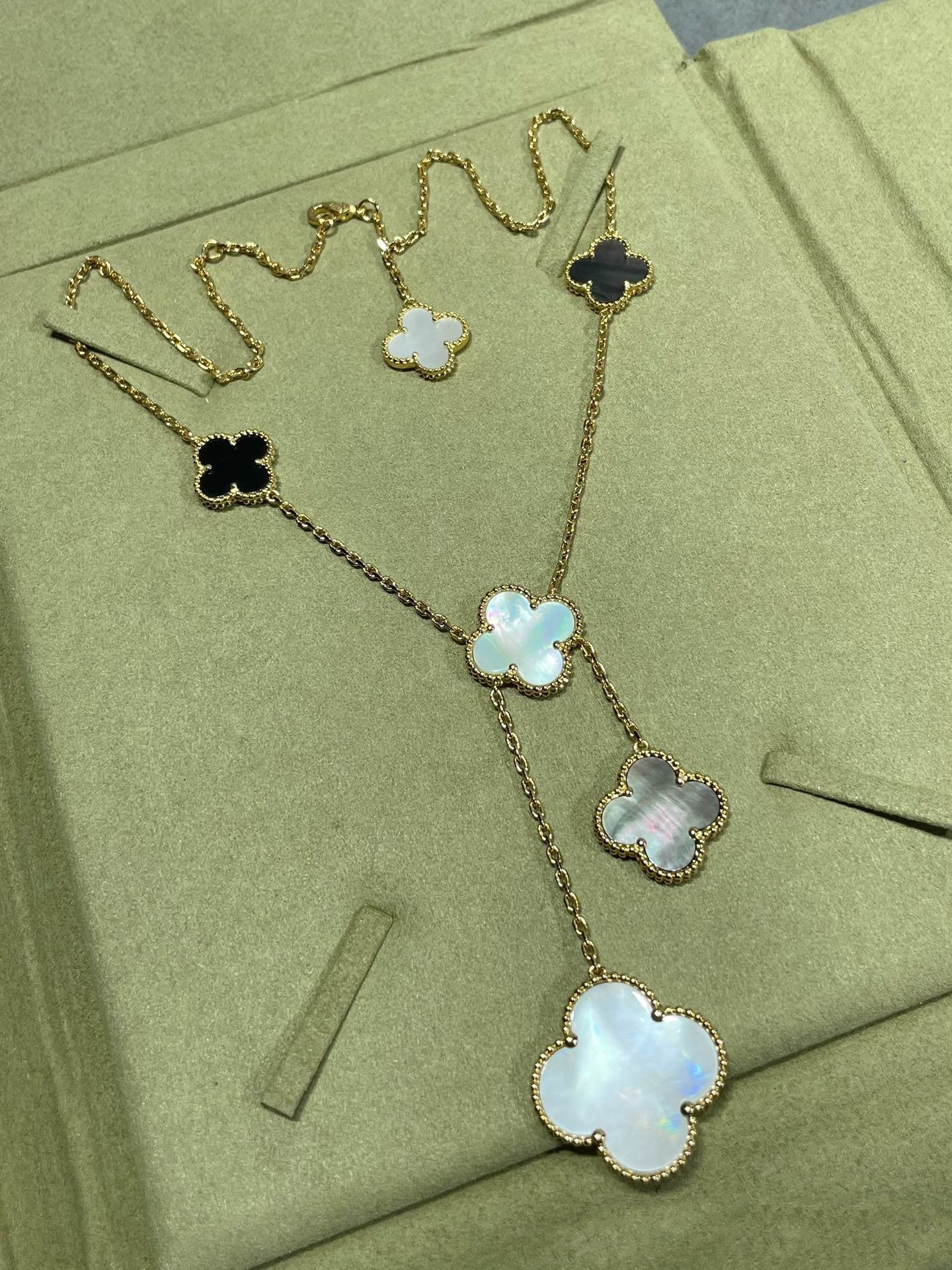 [⭐Luxery]CLOVER 6 MOTIF MOP ONYX GOLD NECKLACE