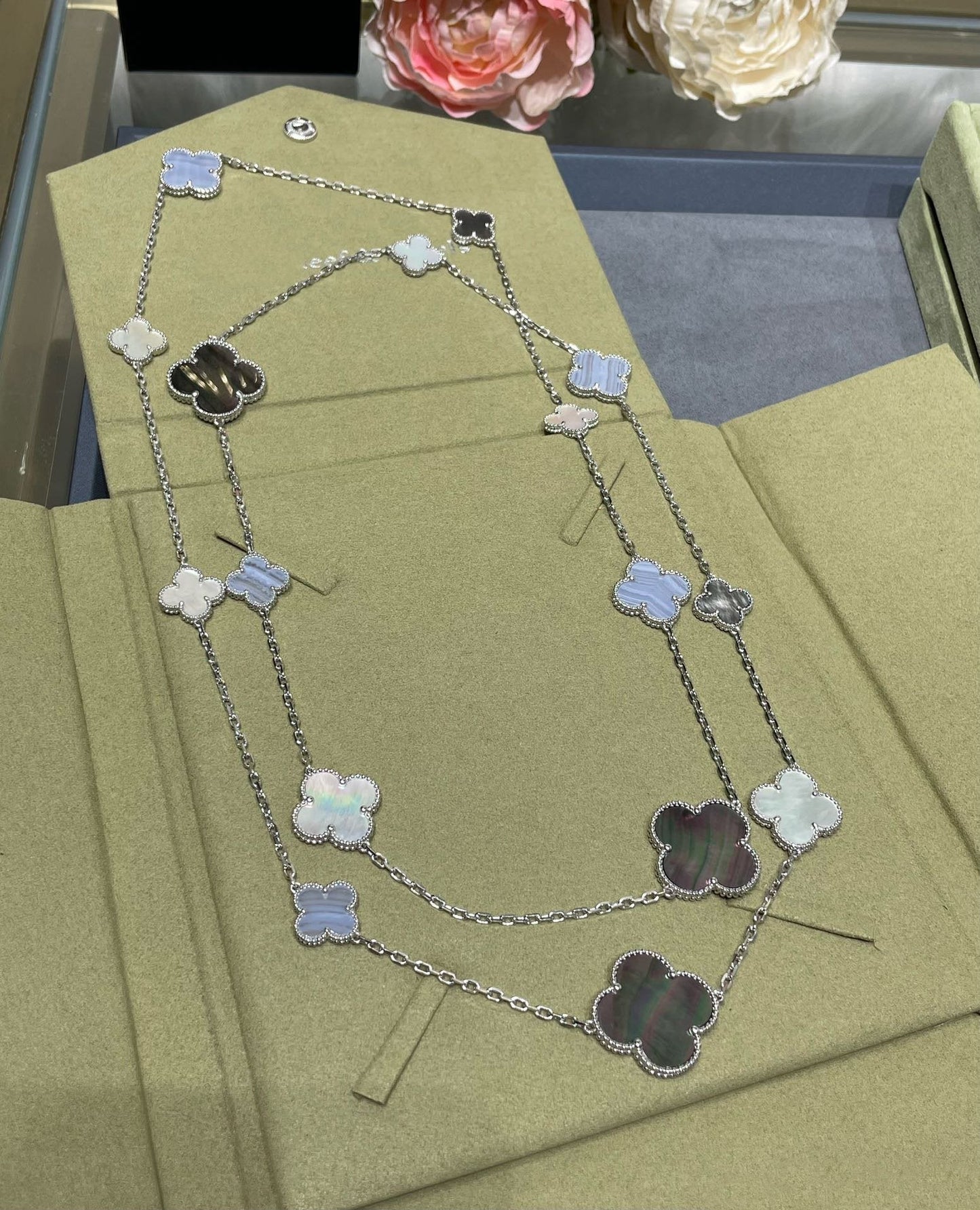 [⭐Luxery]CLOVER 16 MOTIF CHALCEDONY MOP SILVER NECKLACE