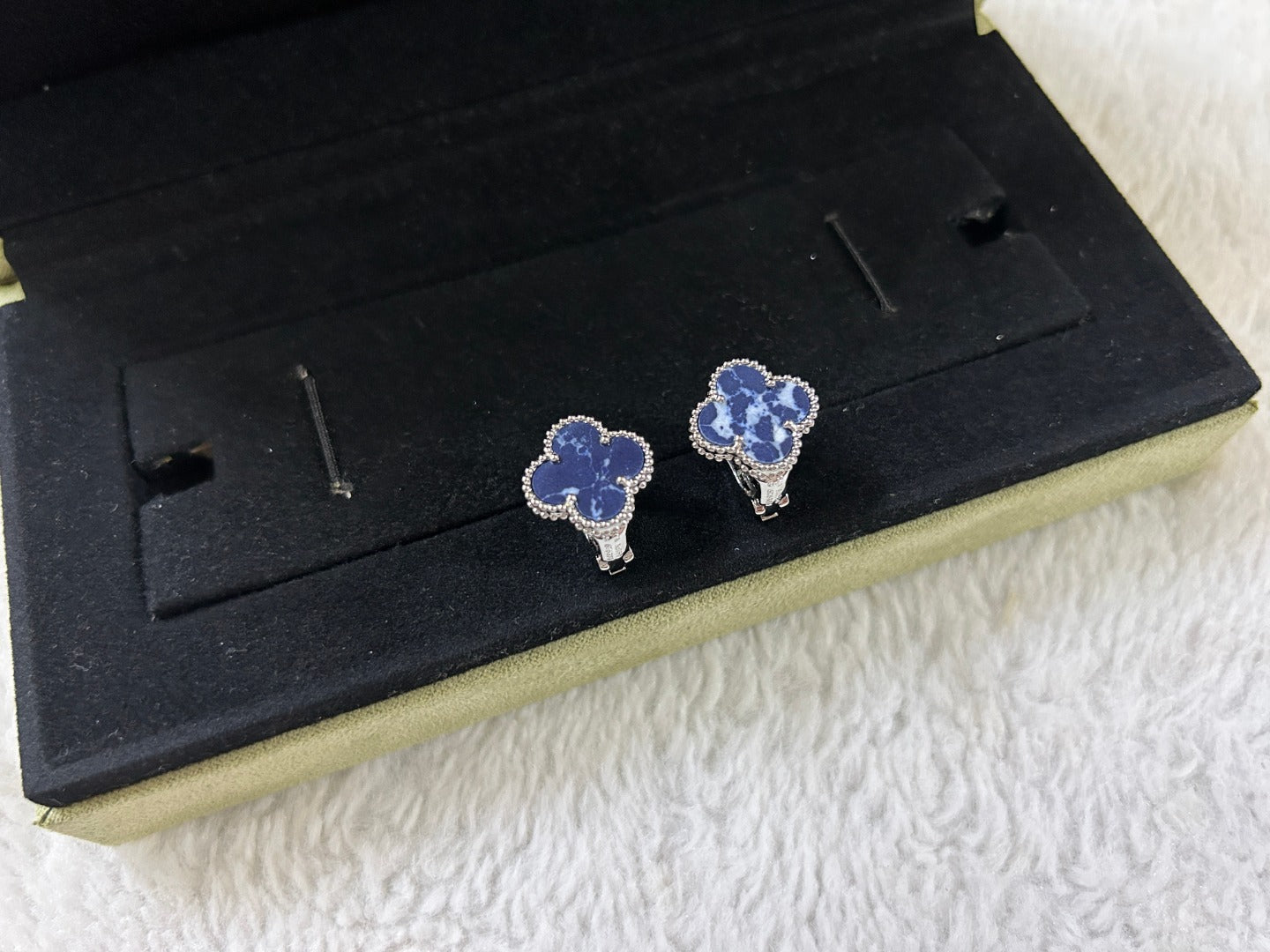 [⭐Luxery]CLOVER PIETERSITE MEDIUM STUD EARRINGS