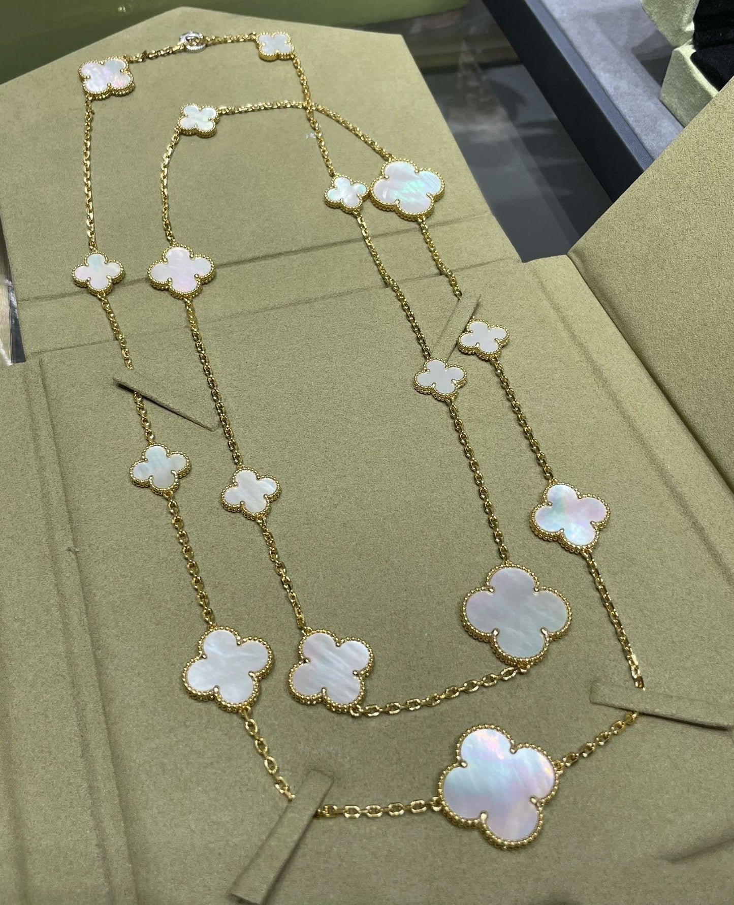 [⭐Luxery]CLOVER 16 MOTIF WHITE MOP GOLD NECKLACE