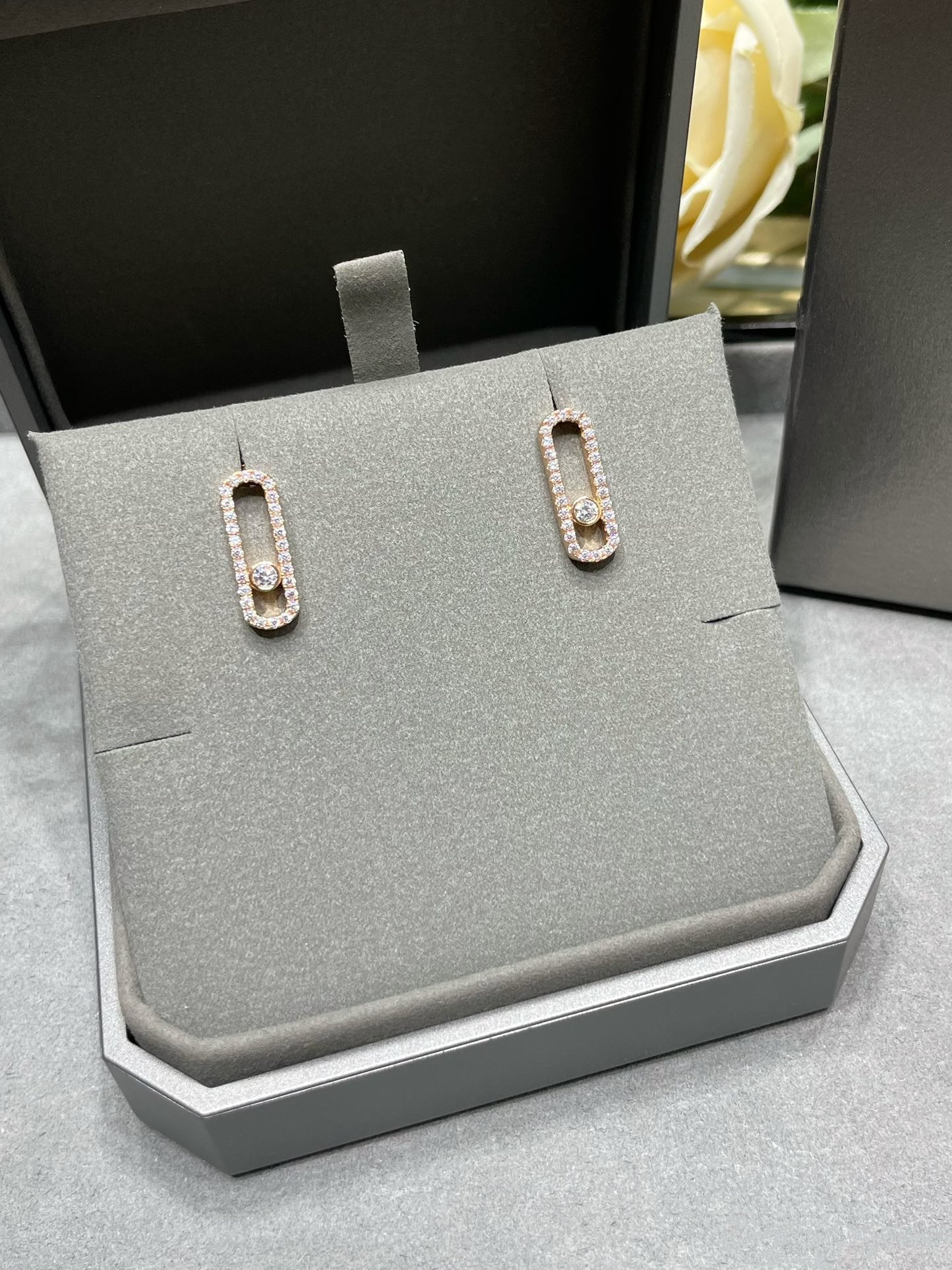 [⭐Luxery]MOVE UNO STUD DIAMOND PAVED EARRINGS