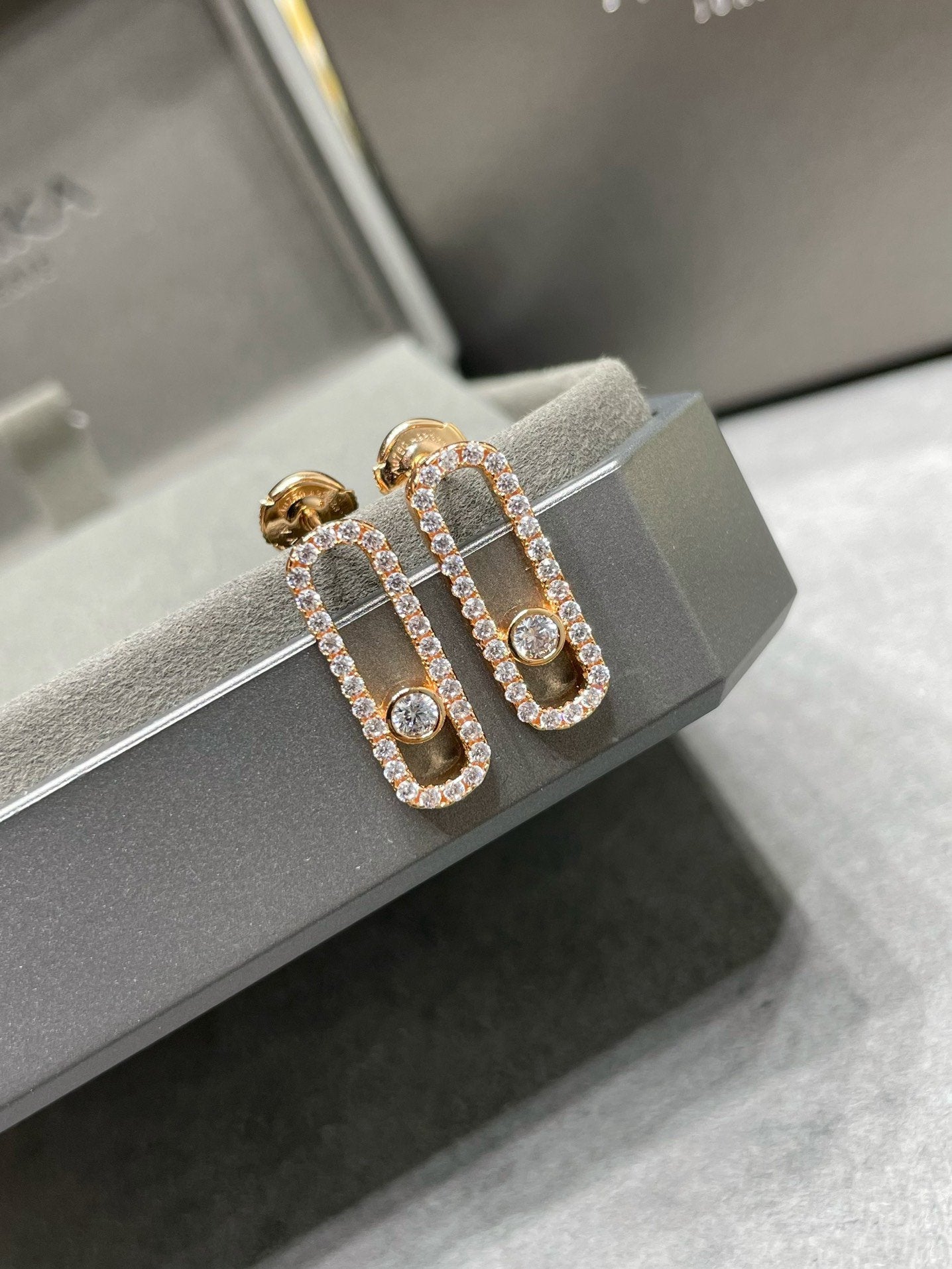 [⭐Luxery]MOVE UNO STUD DIAMOND PAVED EARRINGS