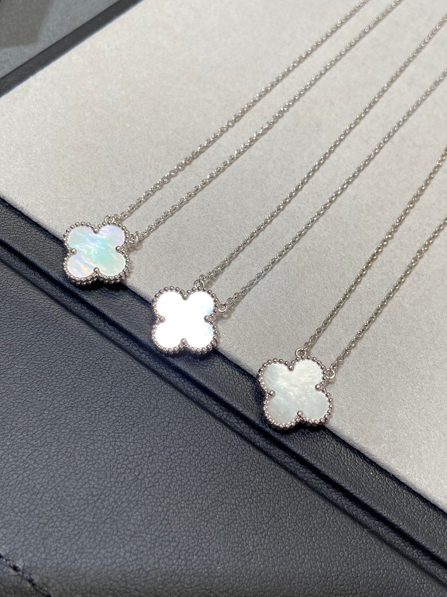 [⭐Luxery]CLOVER MEDIUM SILVER WHITE MOP NECKLACE