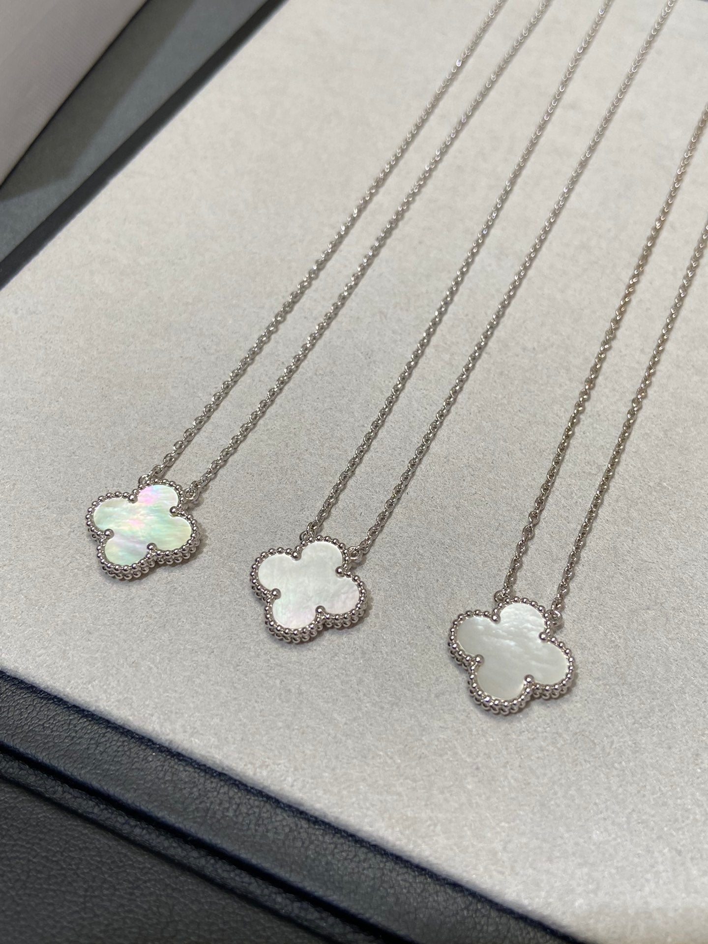 [⭐Luxery]CLOVER MEDIUM SILVER WHITE MOP NECKLACE