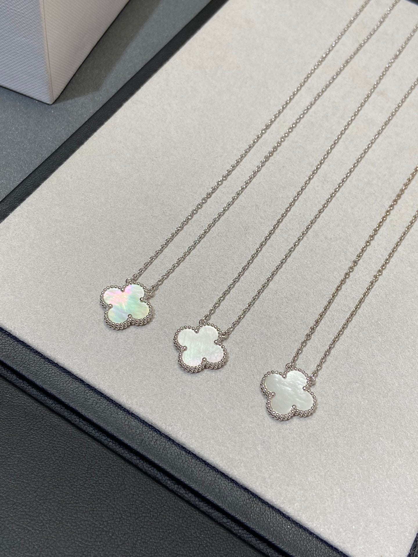 [⭐Luxery]CLOVER MEDIUM SILVER WHITE MOP NECKLACE