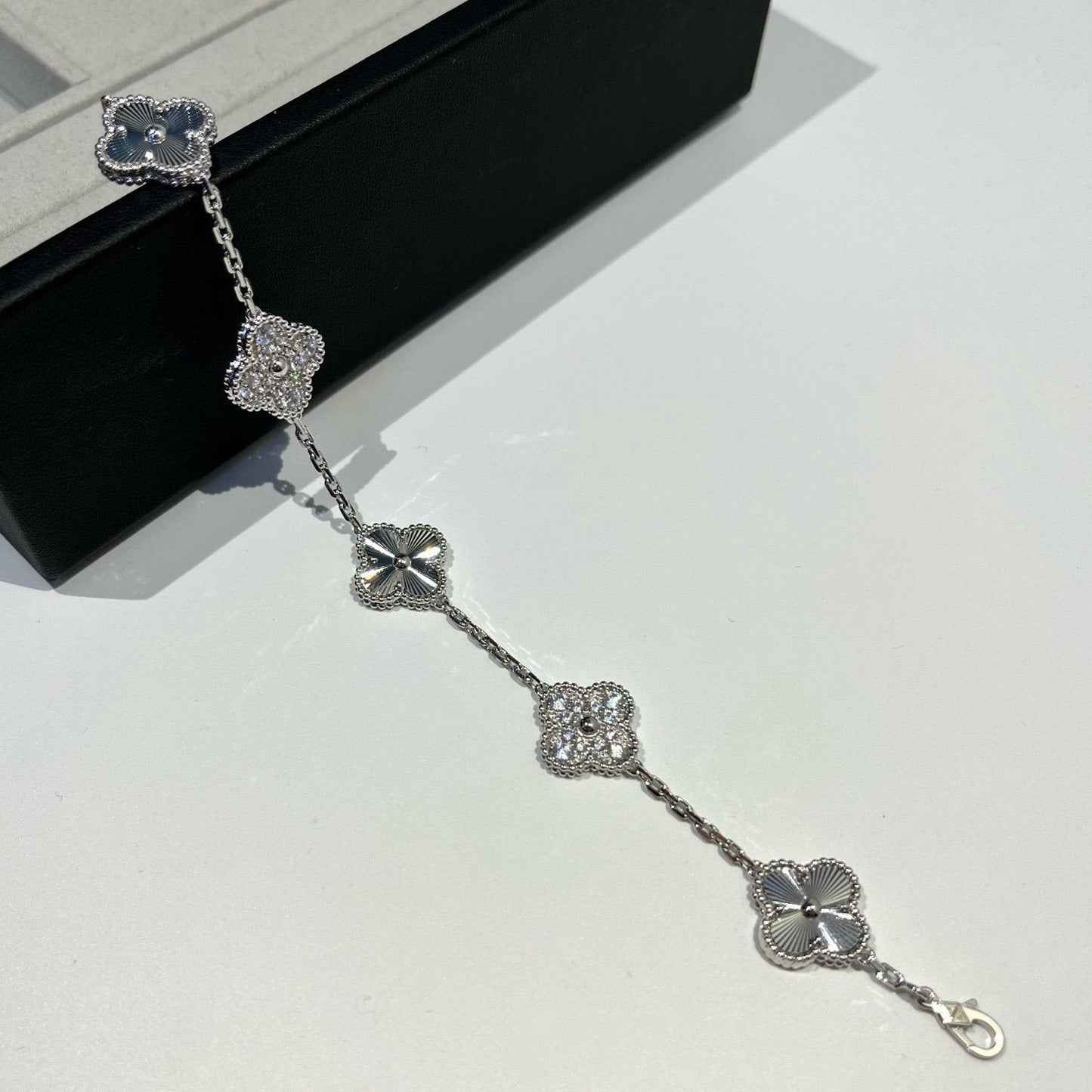 [⭐Luxery] CLOVER 5 MOTIF LASER BRACELET COLLECTION