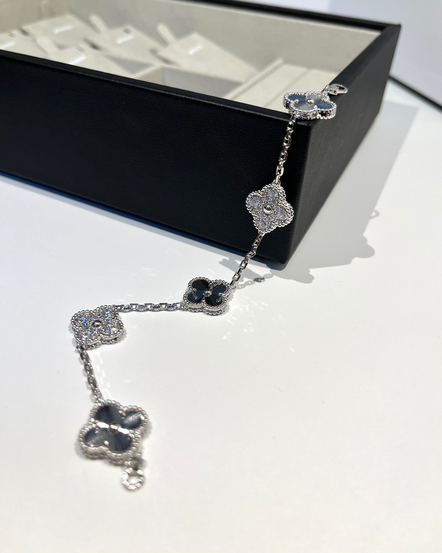 [⭐Luxery] CLOVER 5 MOTIF LASER BRACELET COLLECTION