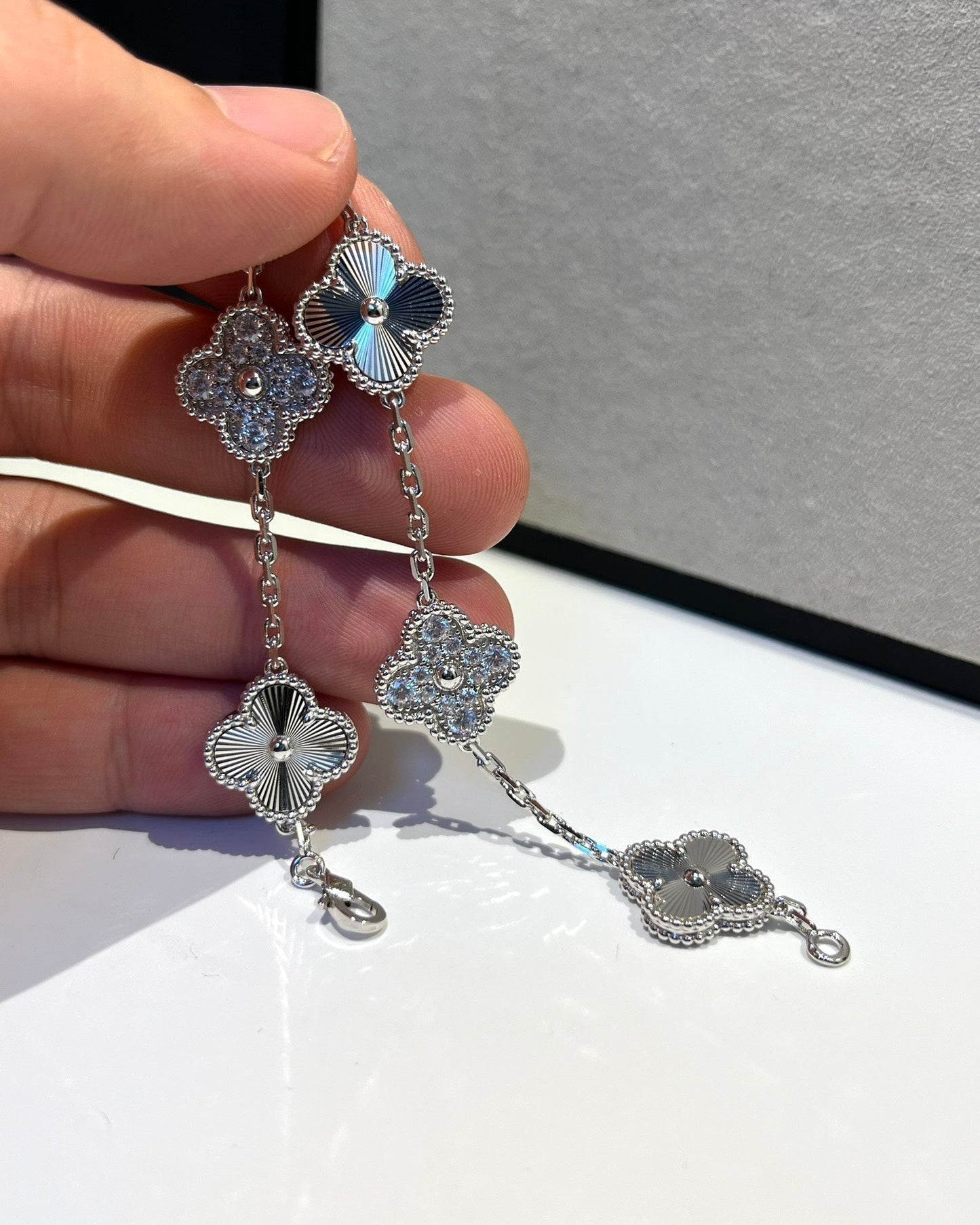 [⭐Luxery] CLOVER 5 MOTIF LASER BRACELET COLLECTION