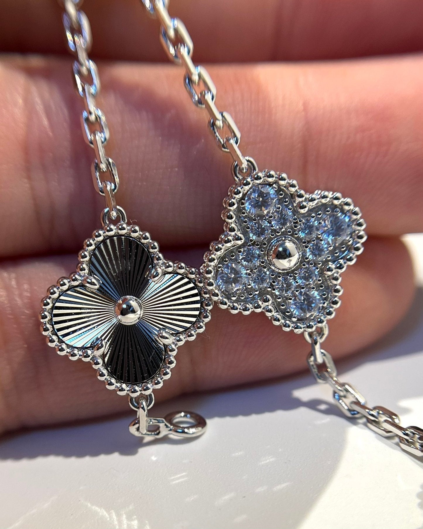 [⭐Luxery] CLOVER 5 MOTIF LASER BRACELET COLLECTION