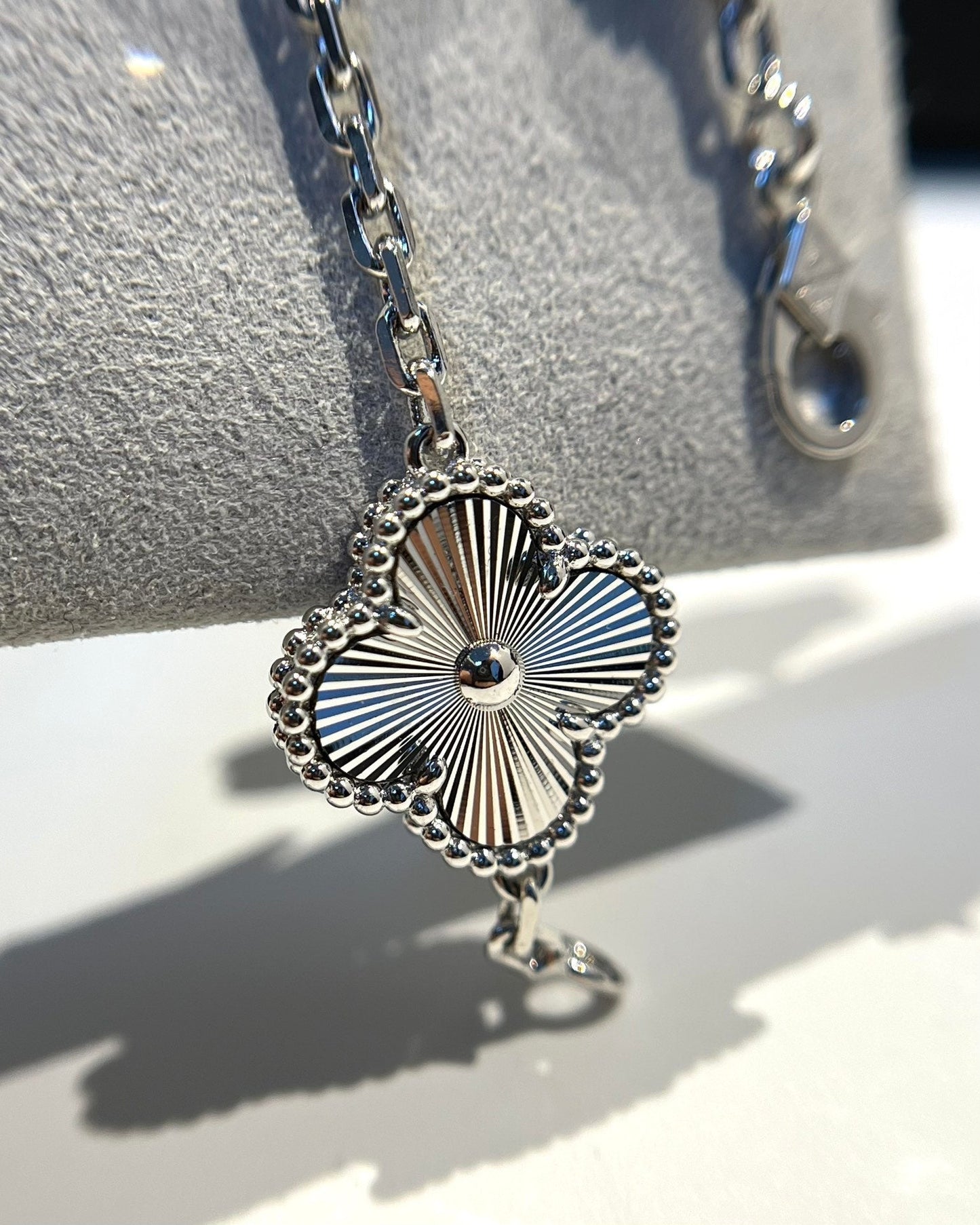 [⭐Luxery] CLOVER 5 MOTIF LASER BRACELET COLLECTION