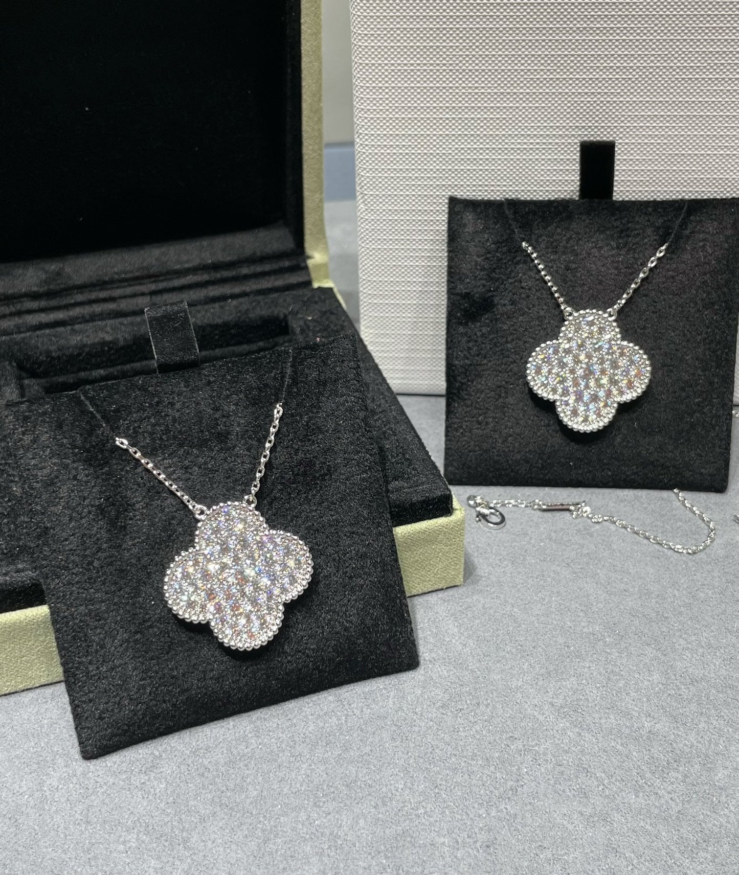 [⭐Luxery]CLOVER 25MM LARGE PENDANT DIAMOND PAVED SILVER NECKLACE
