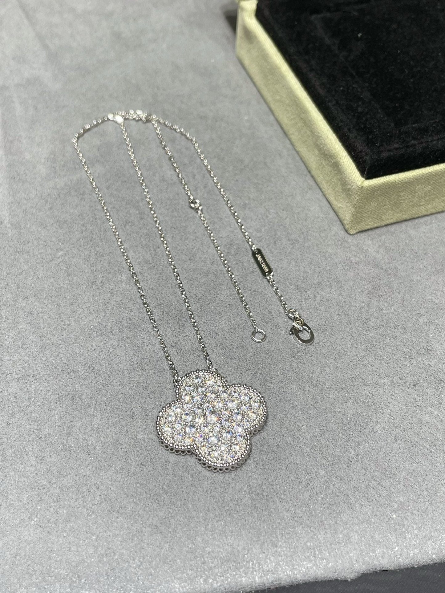 [⭐Luxery]CLOVER 25MM LARGE PENDANT DIAMOND PAVED SILVER NECKLACE