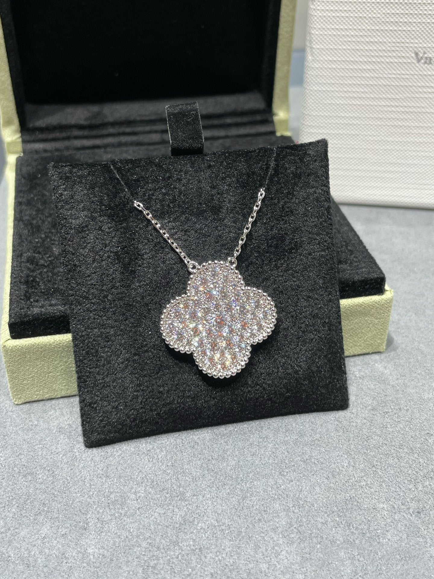 [⭐Luxery]CLOVER 25MM LARGE PENDANT DIAMOND PAVED SILVER NECKLACE