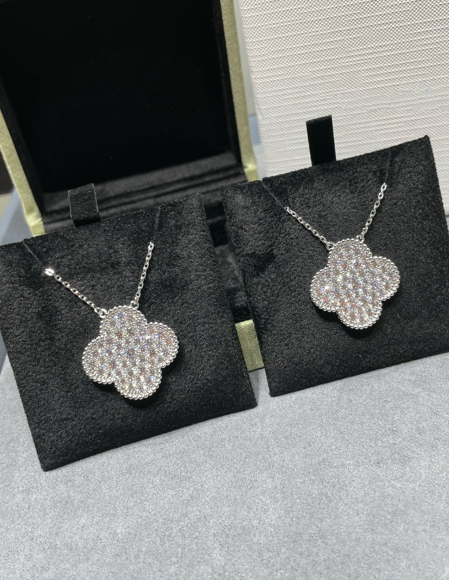 [⭐Luxery]CLOVER 25MM LARGE PENDANT DIAMOND PAVED SILVER NECKLACE
