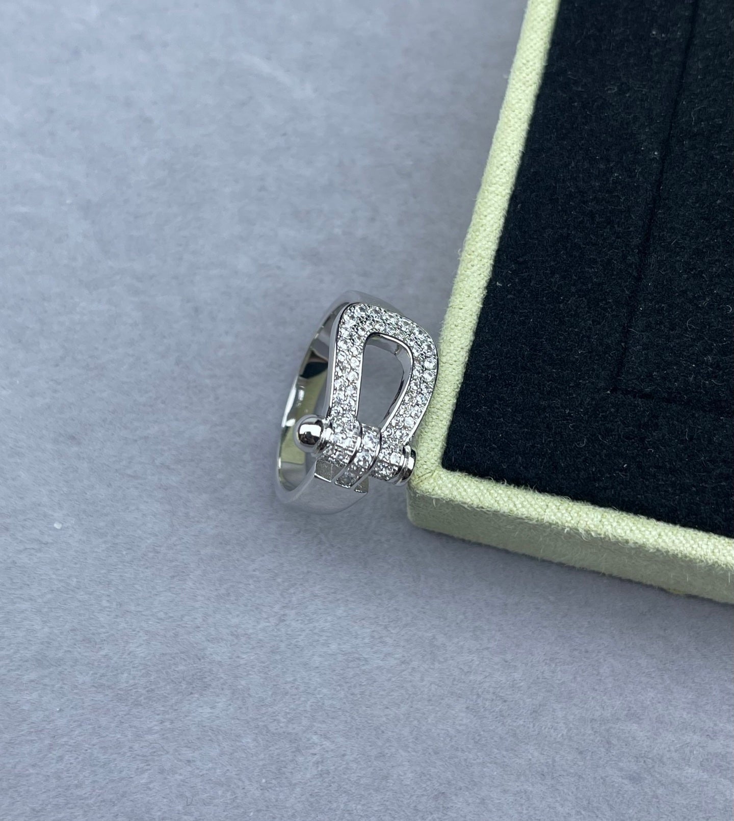[⭐Luxery]Wide Hoof-Shaped Diamond-Studded Ring