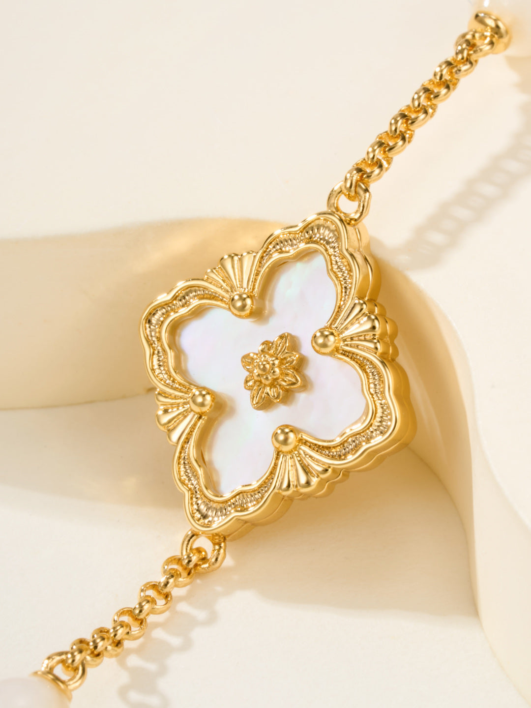 [⭐Luxery]B.C.L ENAMELED Three-Flower Bracelet（Trumpet)