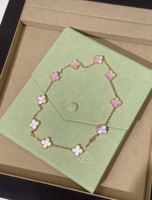 [⭐Luxery Jewellery] Pink Necklace with Ten Clover Designs