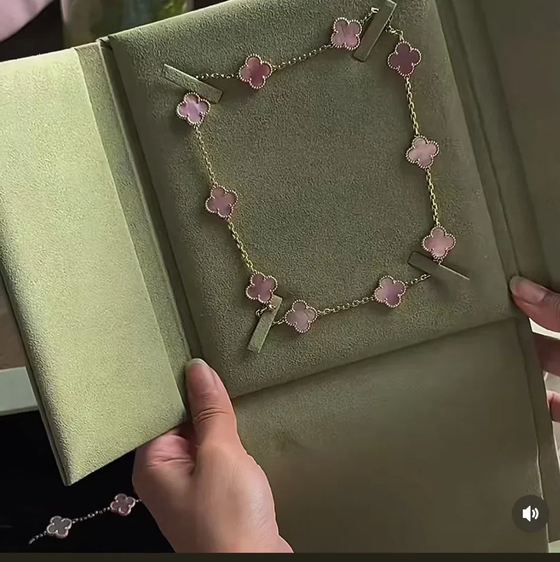[⭐Luxery Jewellery] Pink Necklace with Ten Clover Designs
