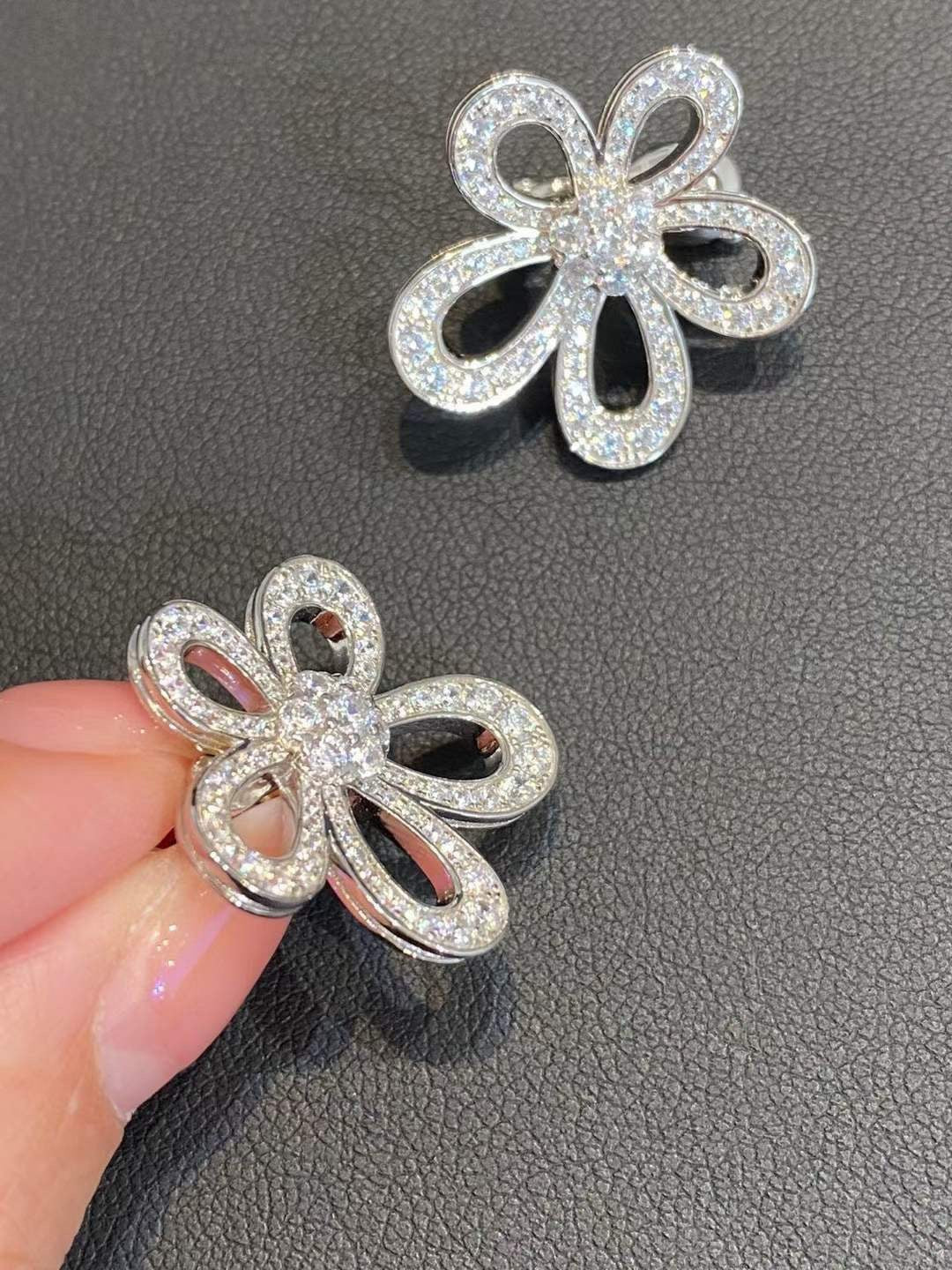 [⭐Luxery]FLOWERLACE EARRINGS FULL DIAMONDS